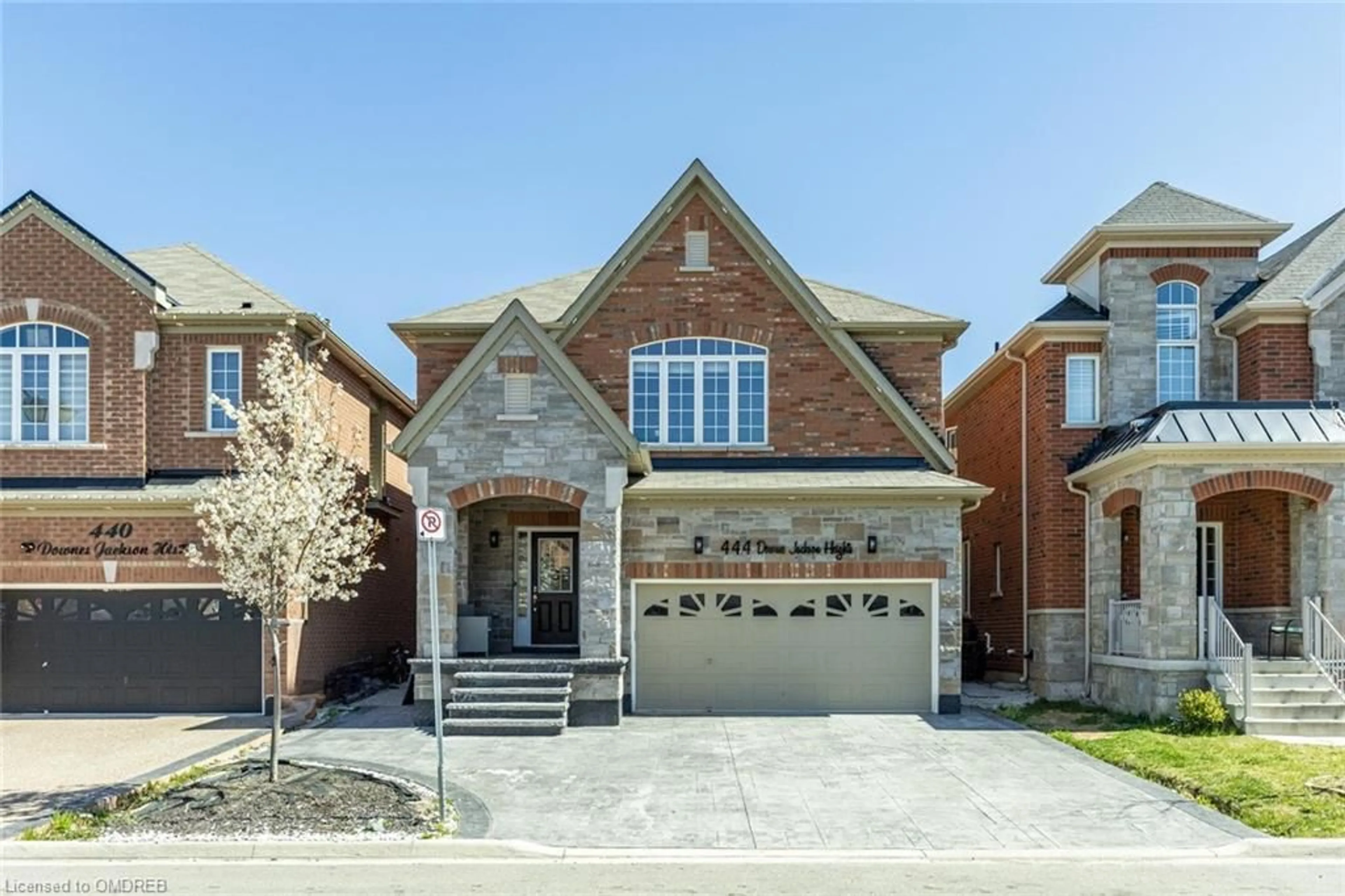 Home with brick exterior material for 444 Downes Jackson Hts, Milton Ontario L9T 7V1