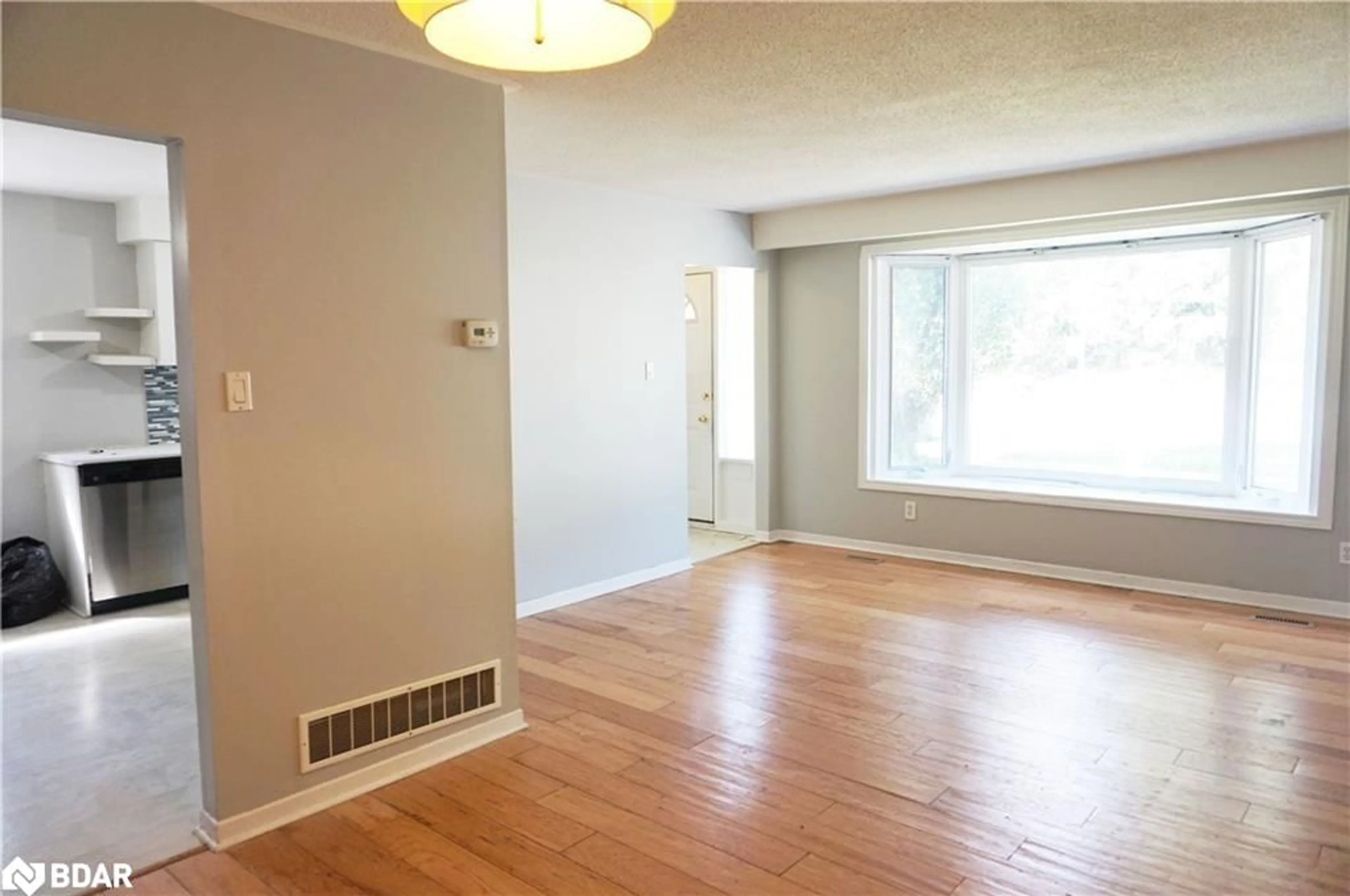 A pic of a room for 83 Cundles Rd, Barrie Ontario L4M 2X8