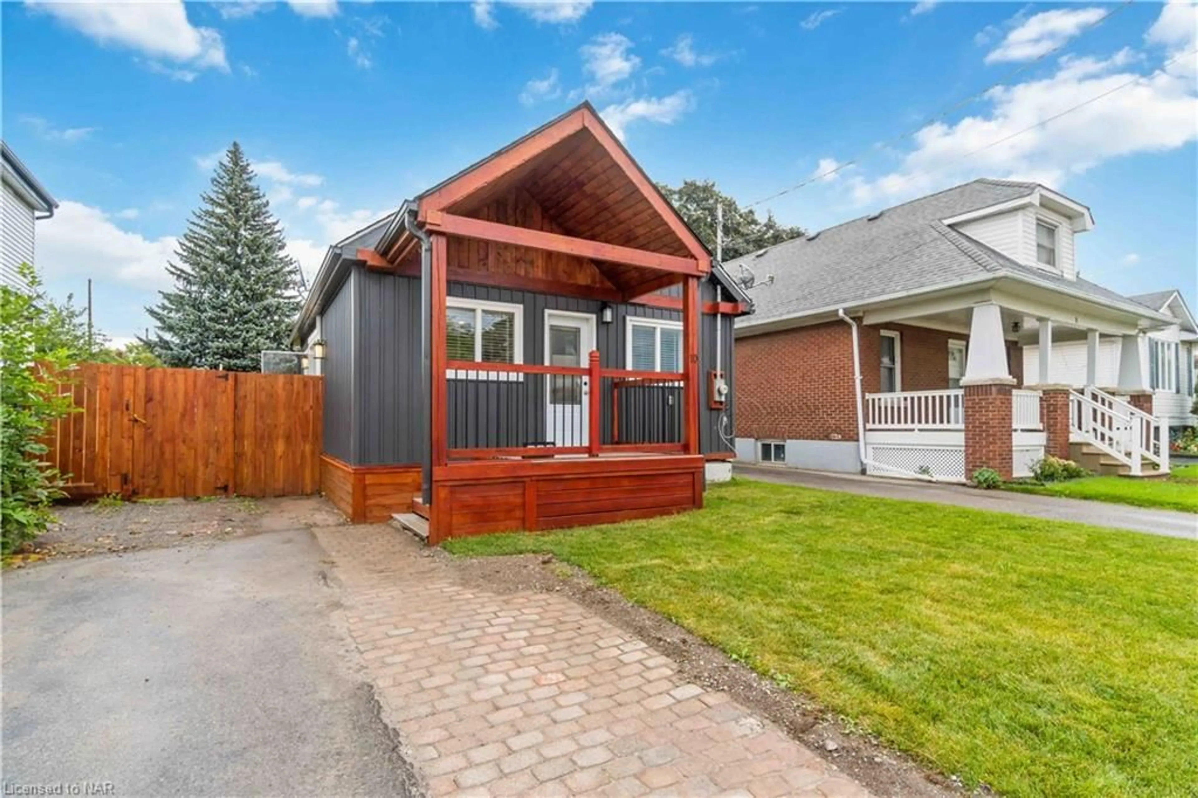 Frontside or backside of a home for 10 Marlborough Ave, St. Catharines Ontario L2M 5T2