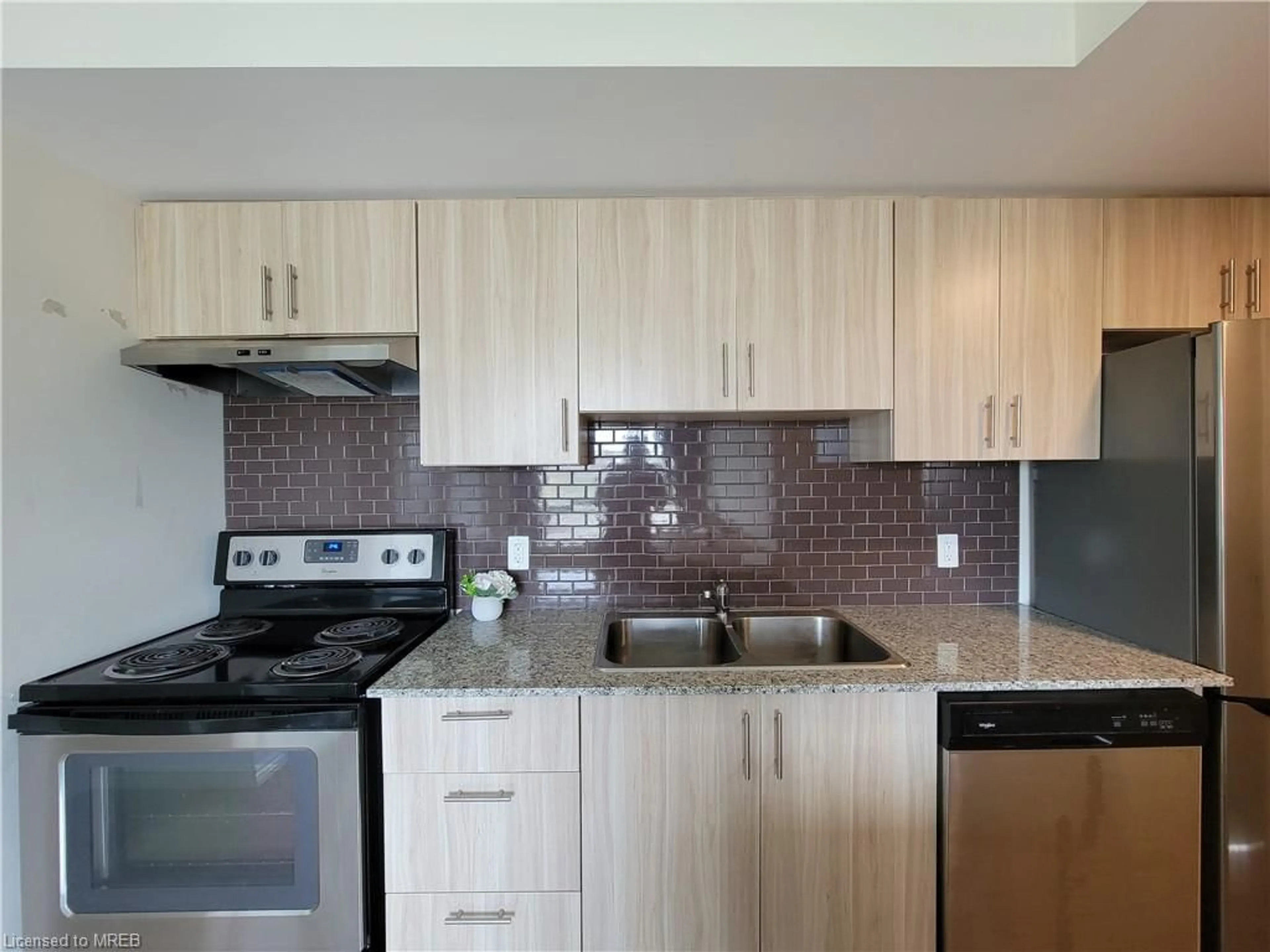 Standard kitchen for 275 Larch St #G-401, Waterloo Ontario N2L 3R2