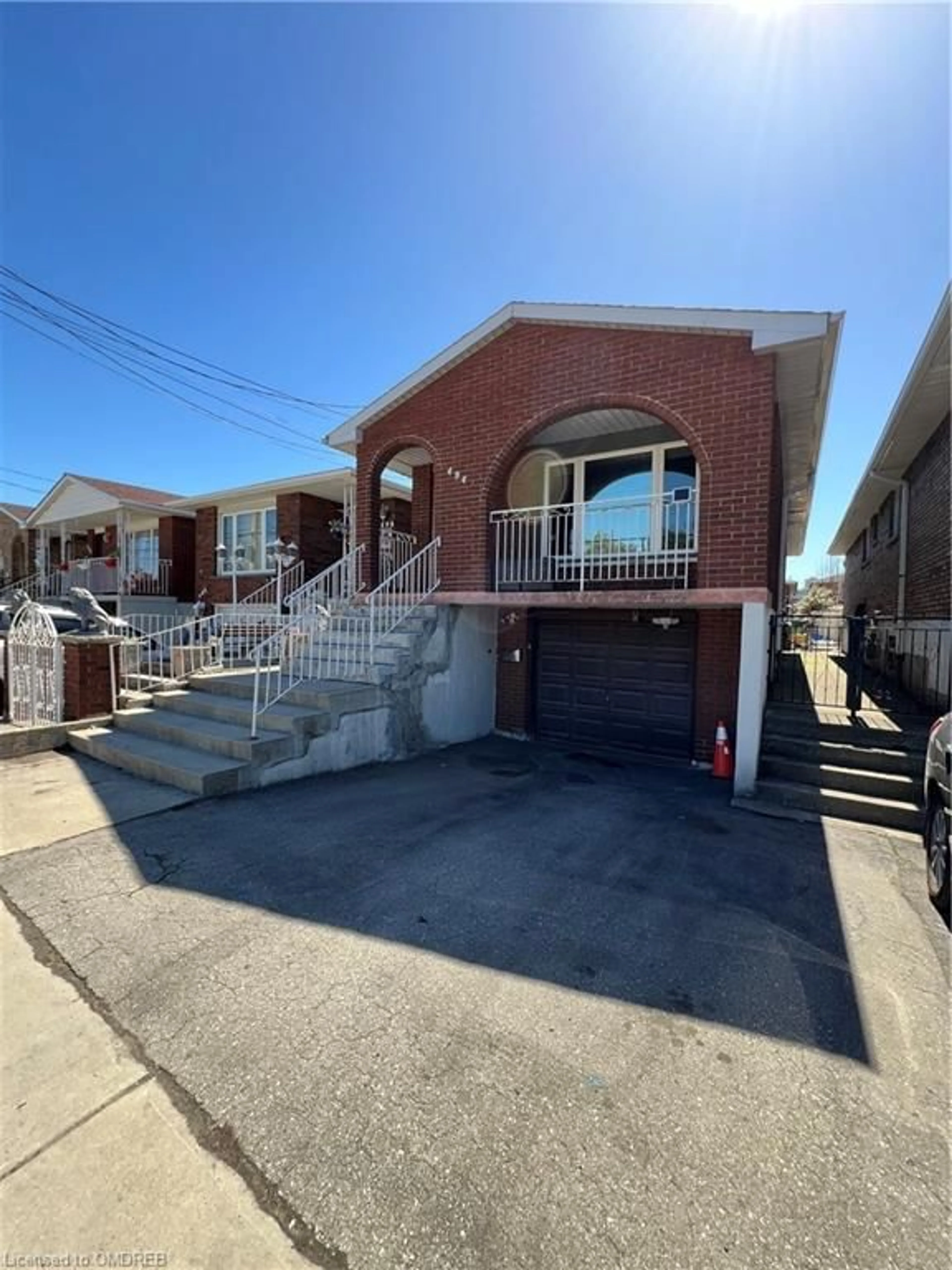 Frontside or backside of a home for 494 Barton St, Hamilton Ontario L8L 2Y8
