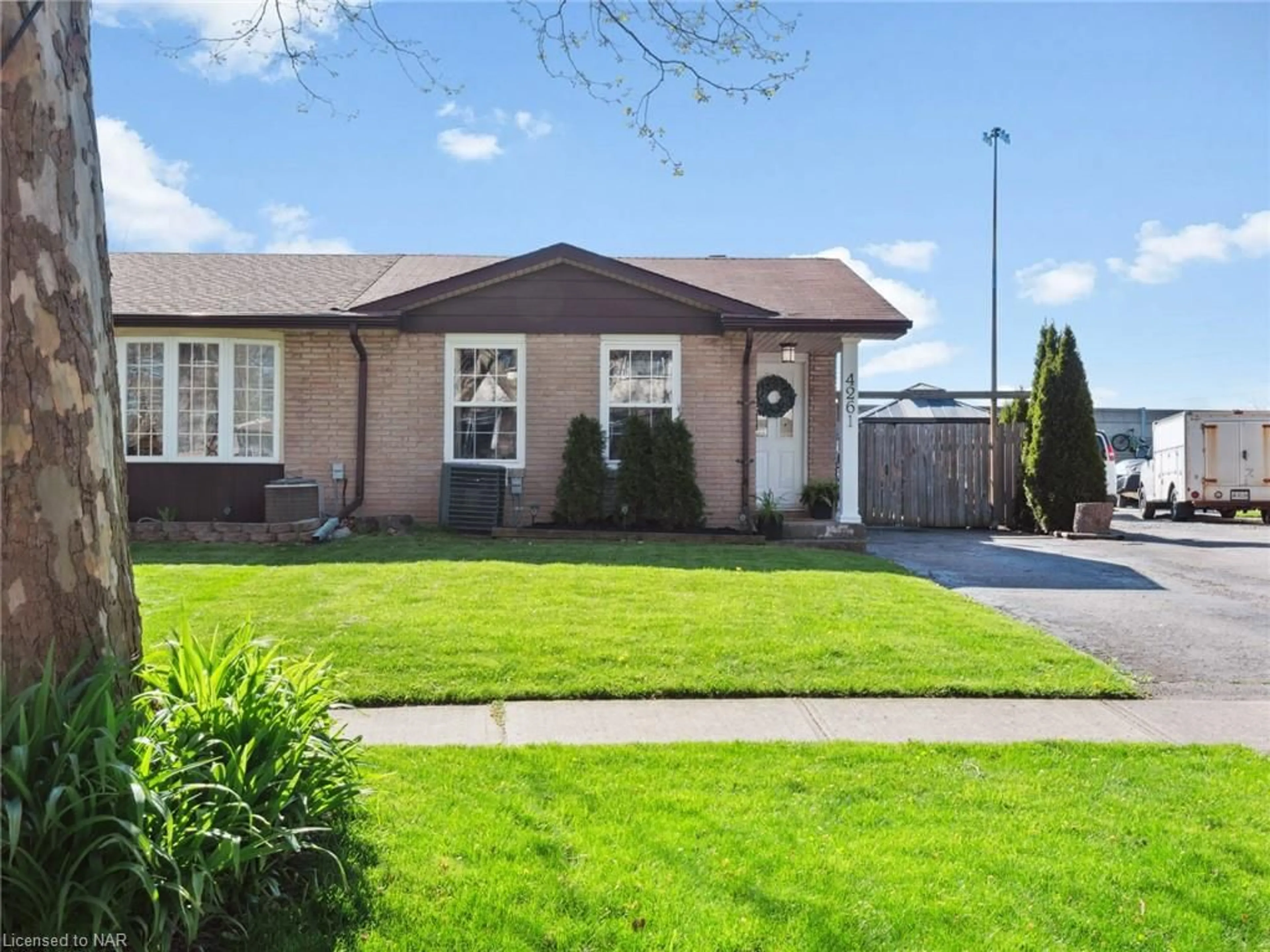 Frontside or backside of a home for 4261 Meadowvale Dr, Niagara Falls Ontario L2E 5W8