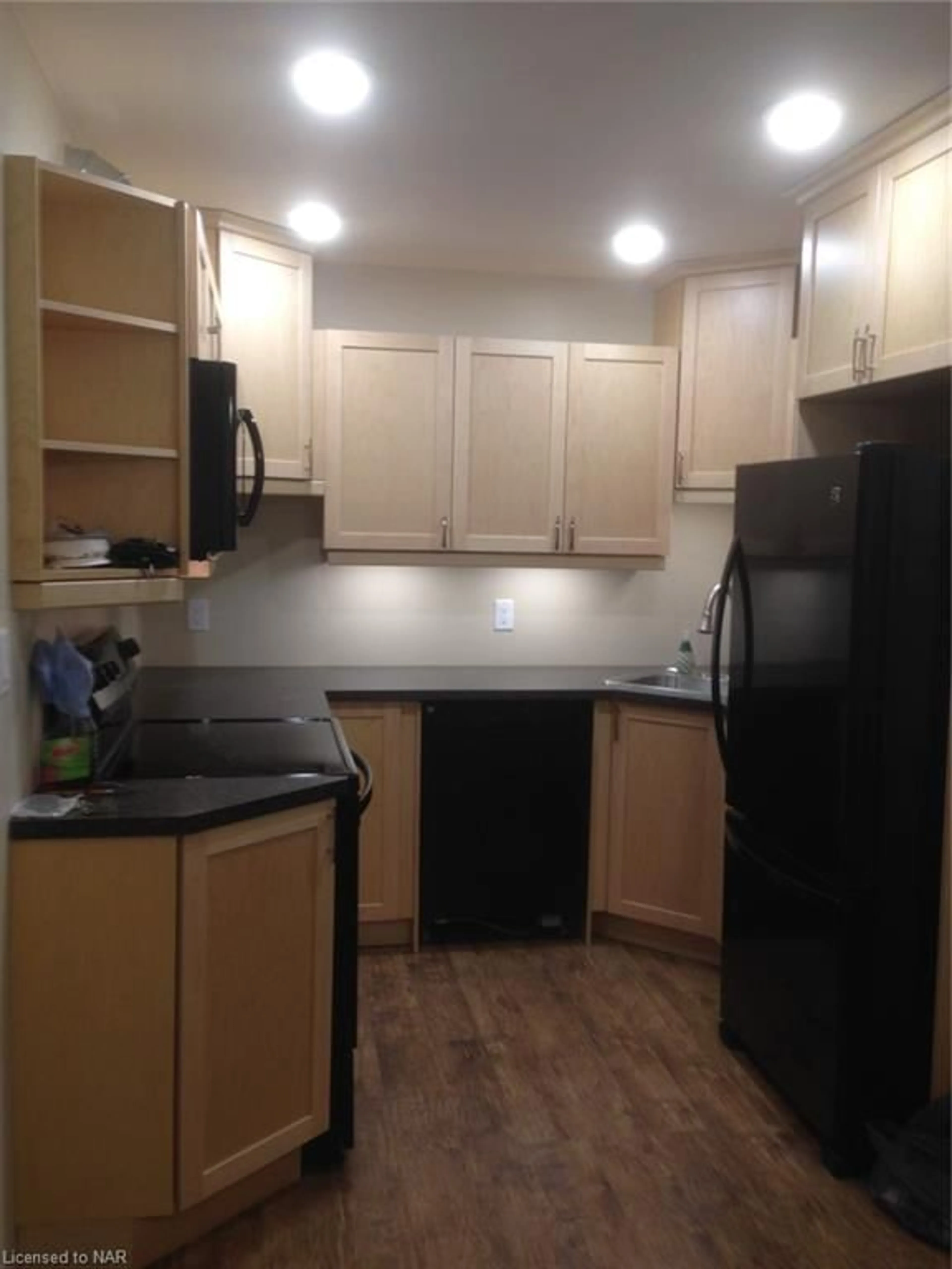 Standard kitchen for 32 Dianne Dr, St. Catharines Ontario L2P 3R7