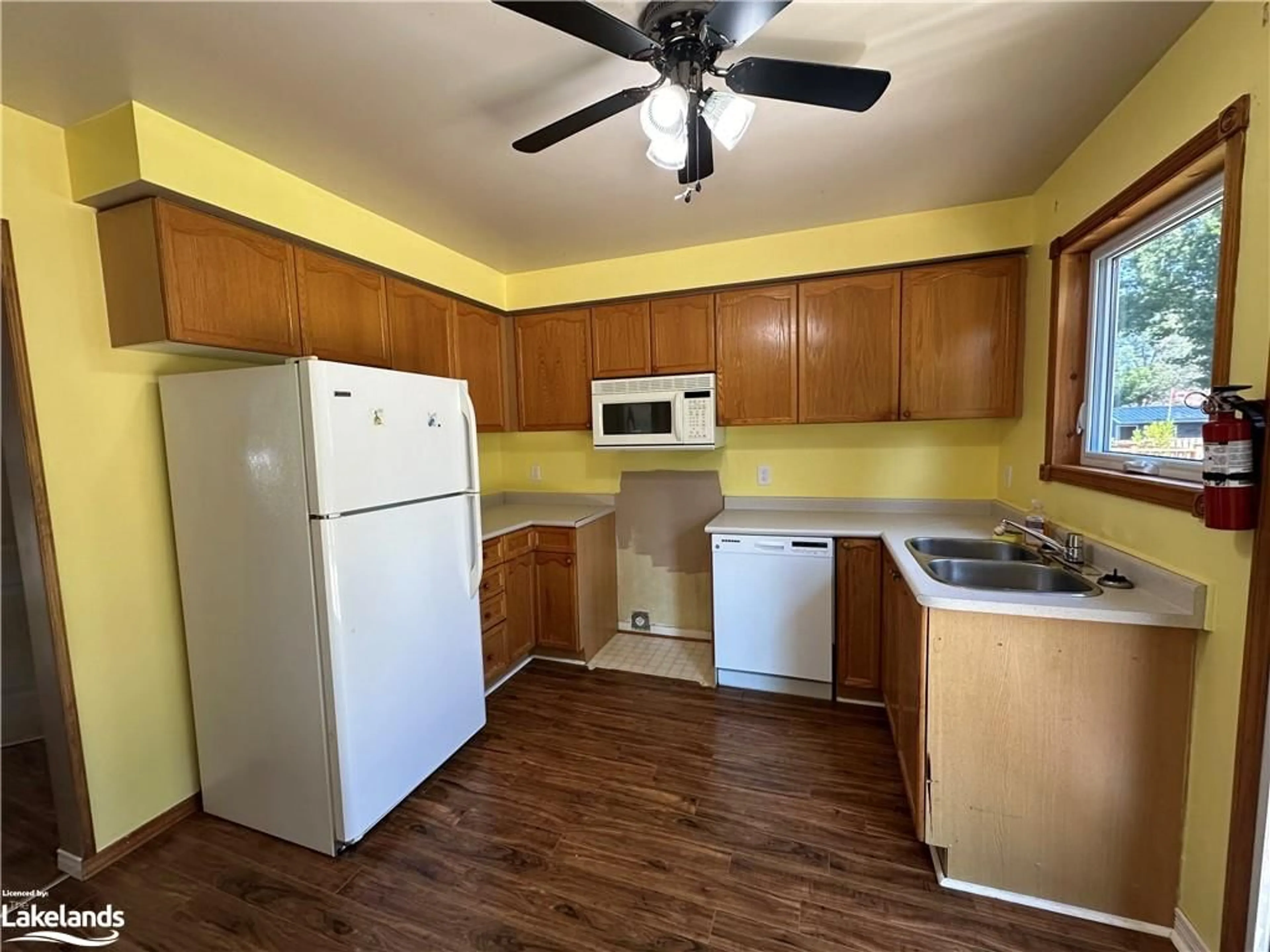 Standard kitchen for 81 Leo Blvd, Wasaga Beach Ontario L9Z 1C5