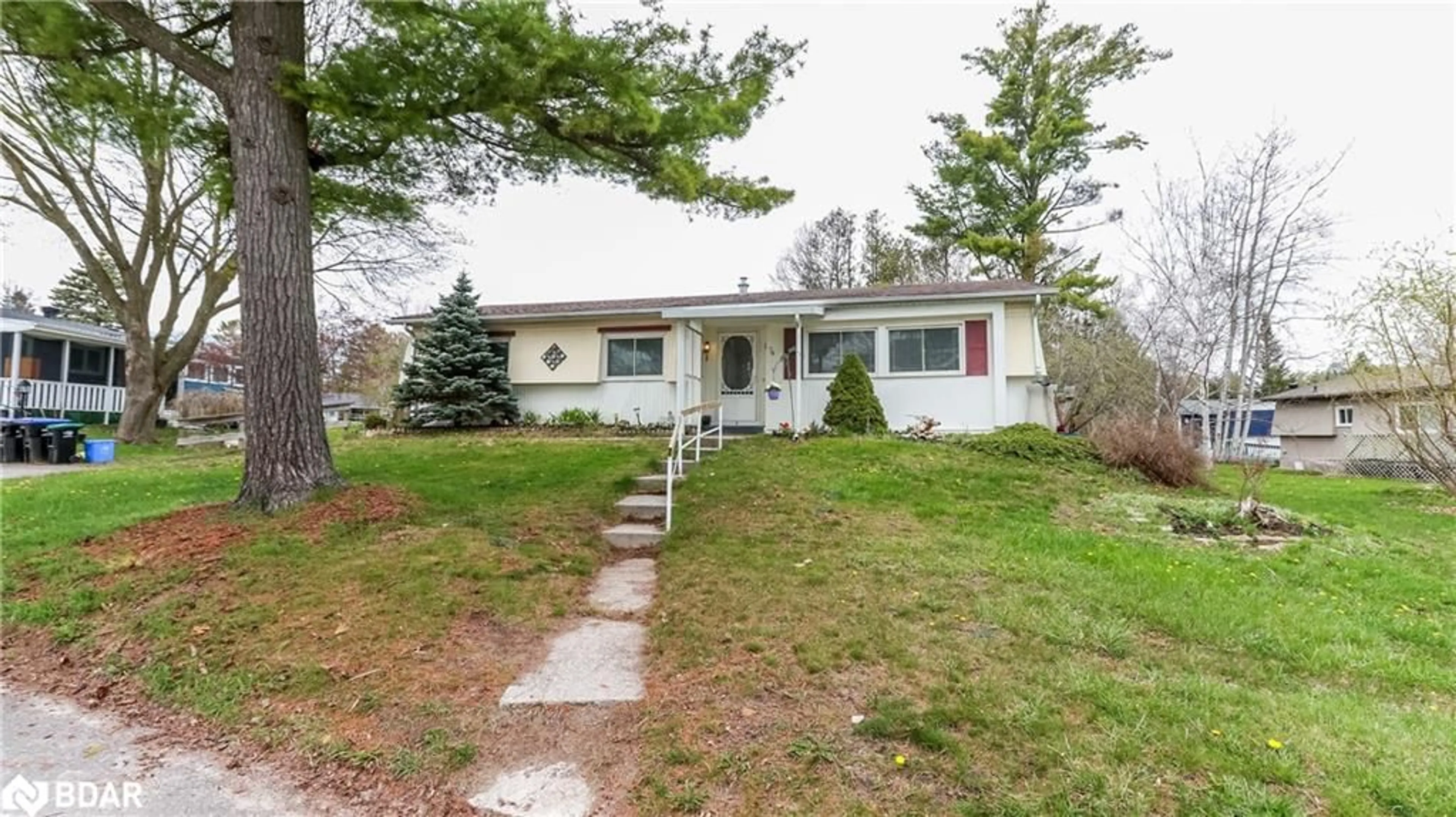 Outside view for 76 Main St, Innisfil Ontario L9S 1M4