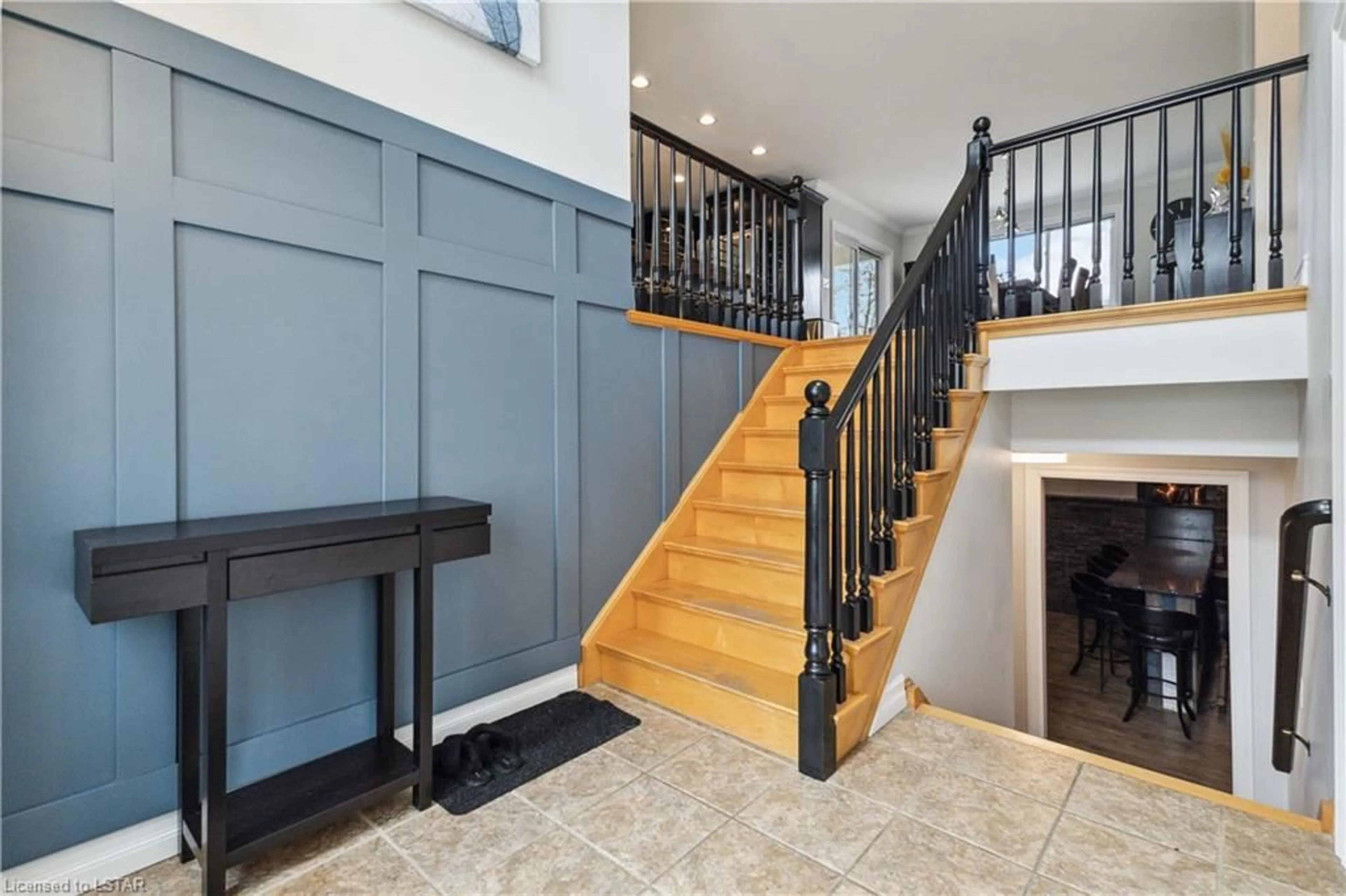 Indoor foyer for 251 Carling St, Exeter Ontario N0M 1S2