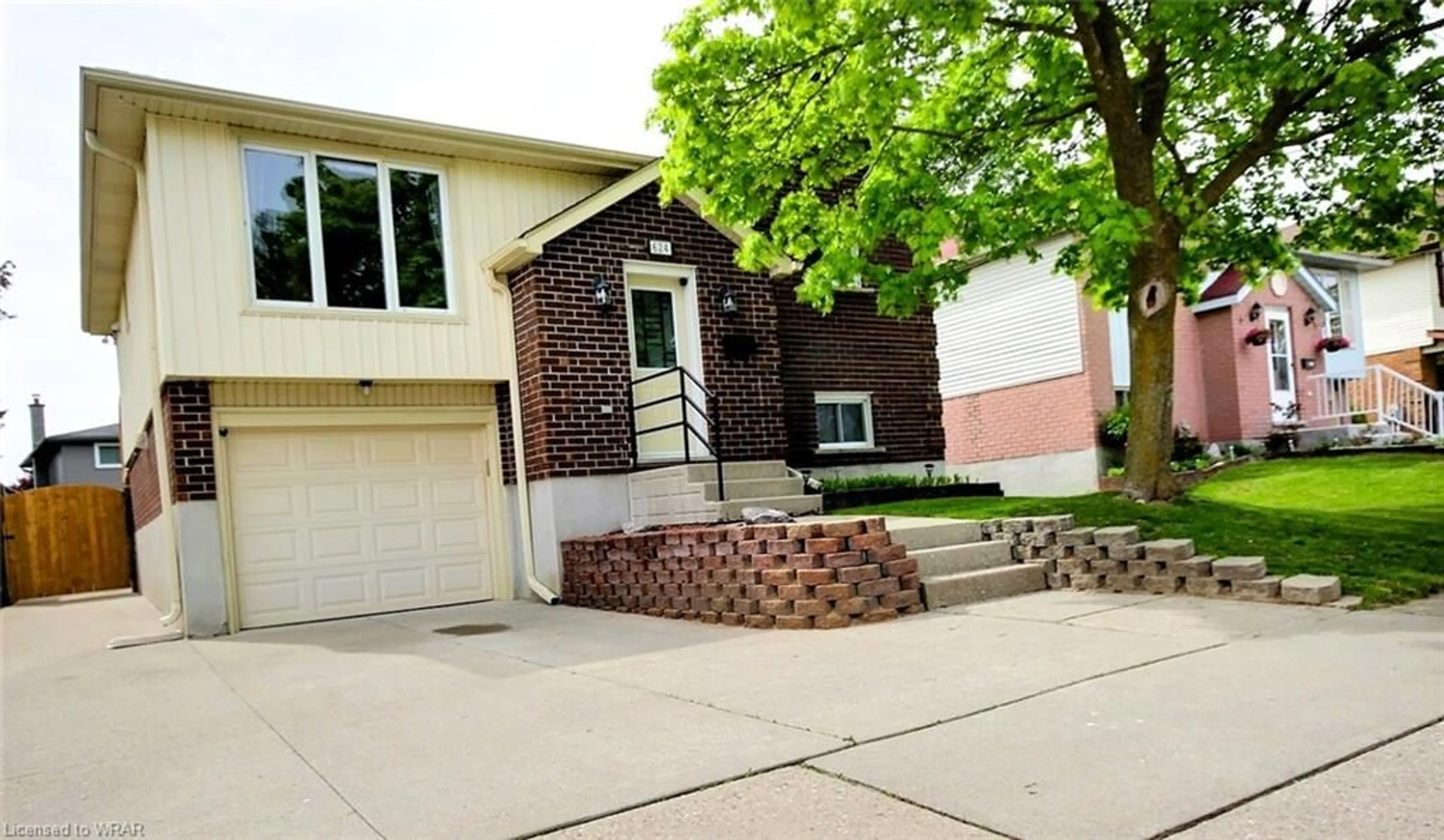 Home with brick exterior material for 624 Preston Pky, Cambridge Ontario N3H 5S9