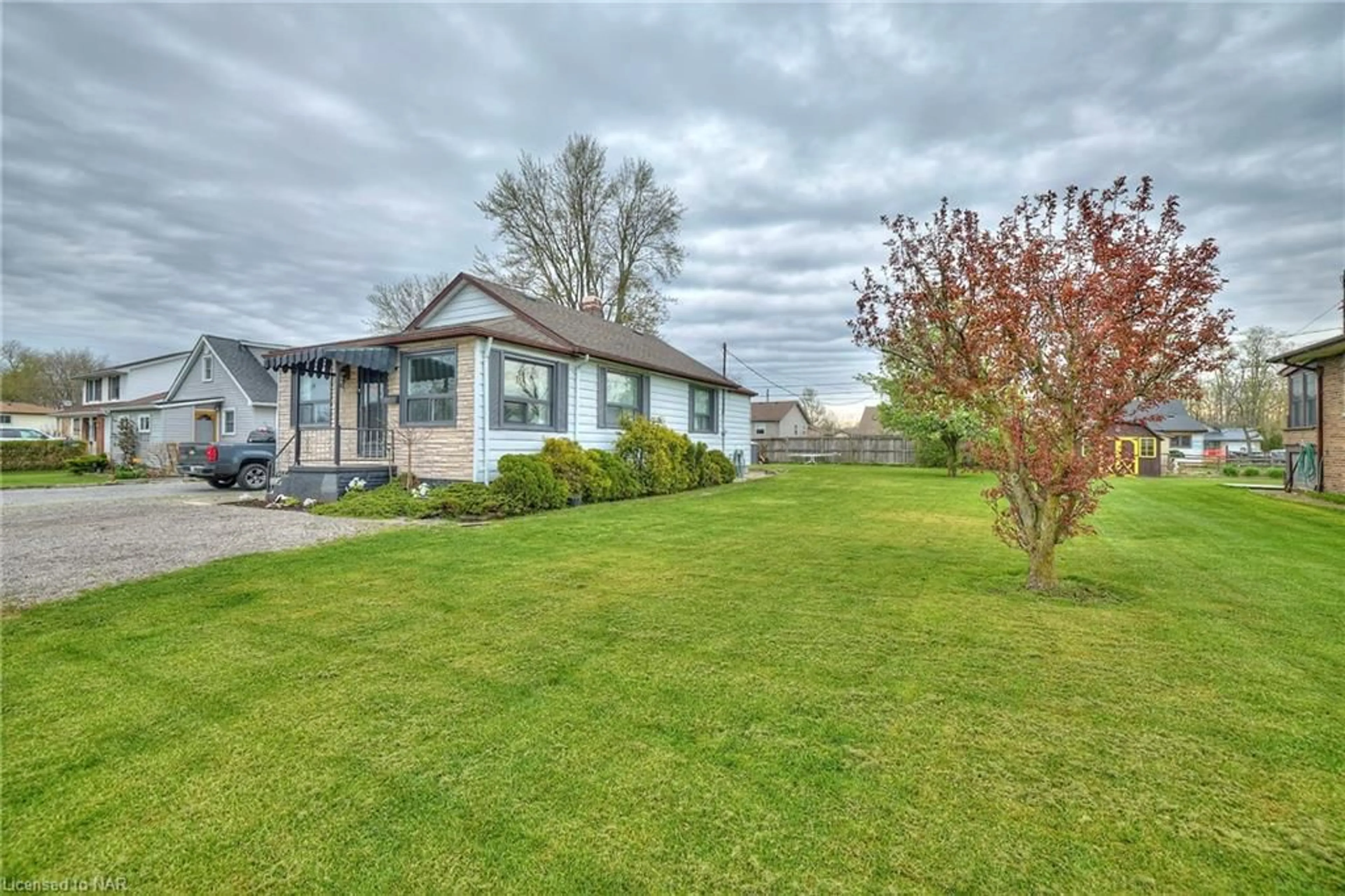 Frontside or backside of a home for 490 Fairview Rd, Fort Erie Ontario L2A 4S3