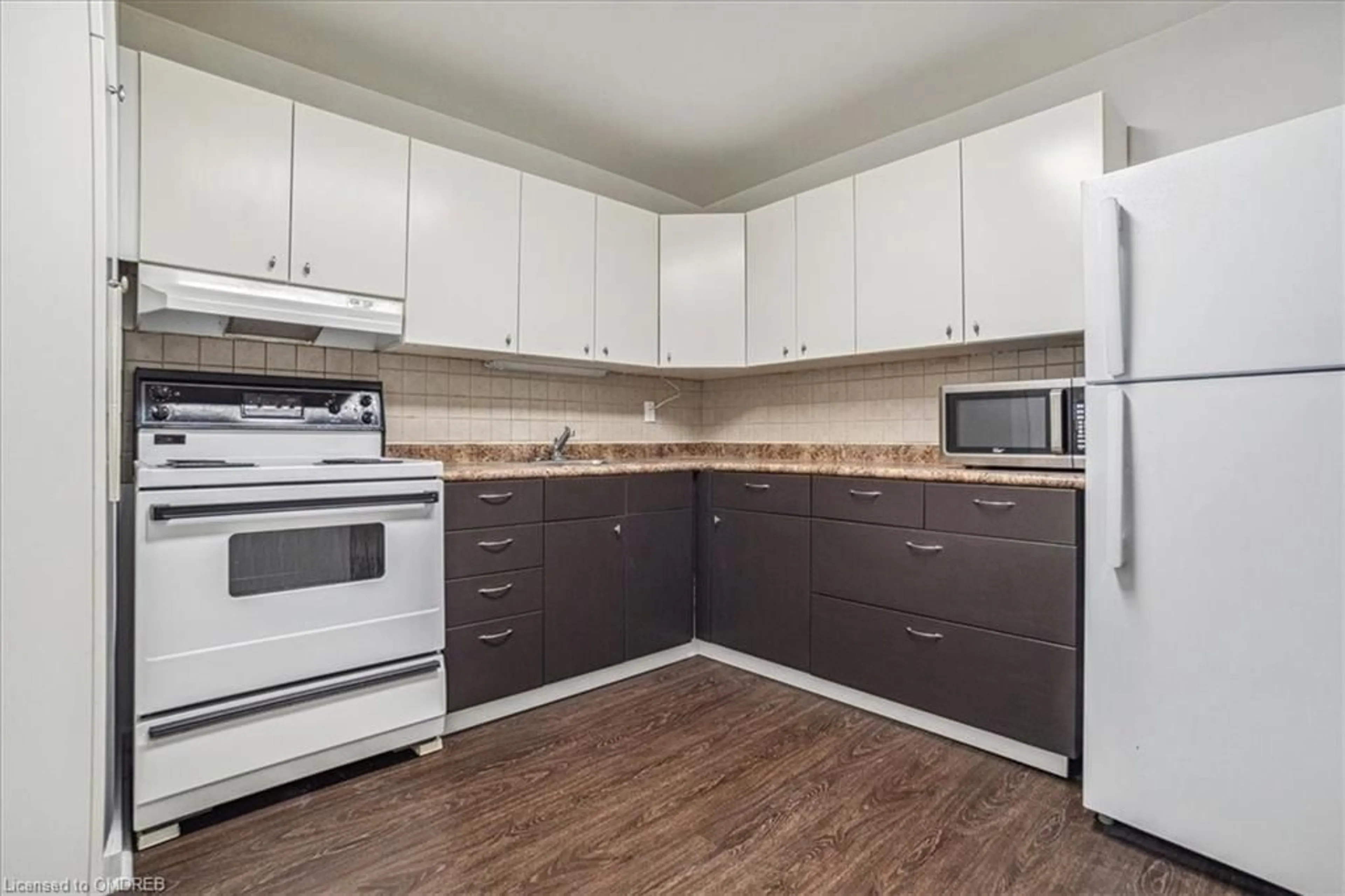 Standard kitchen for 2323 Confederation Pky #505, Mississauga Ontario L5B 1R6