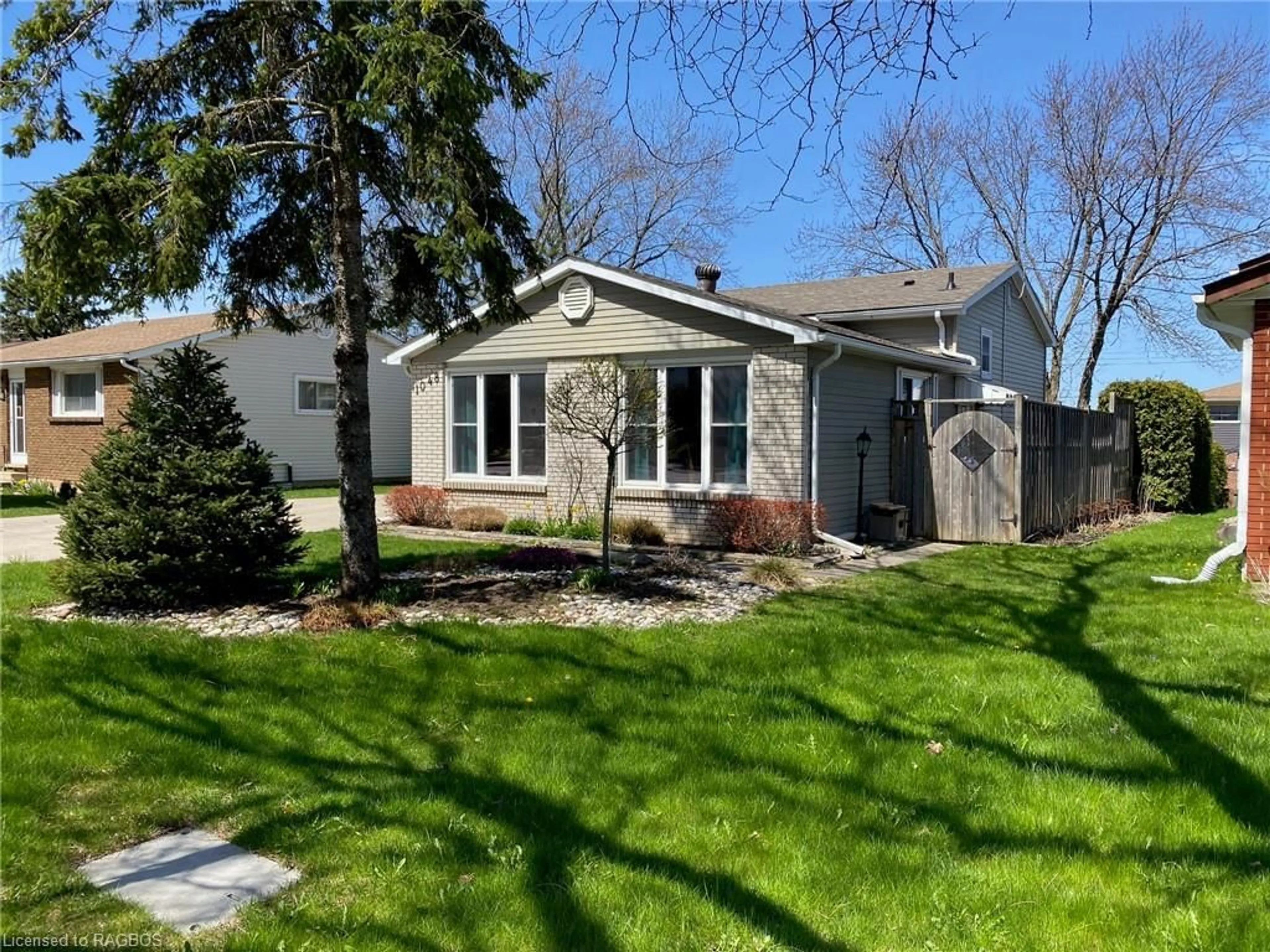 Frontside or backside of a home for 1048 10th St, Owen Sound Ontario N4K 1T6