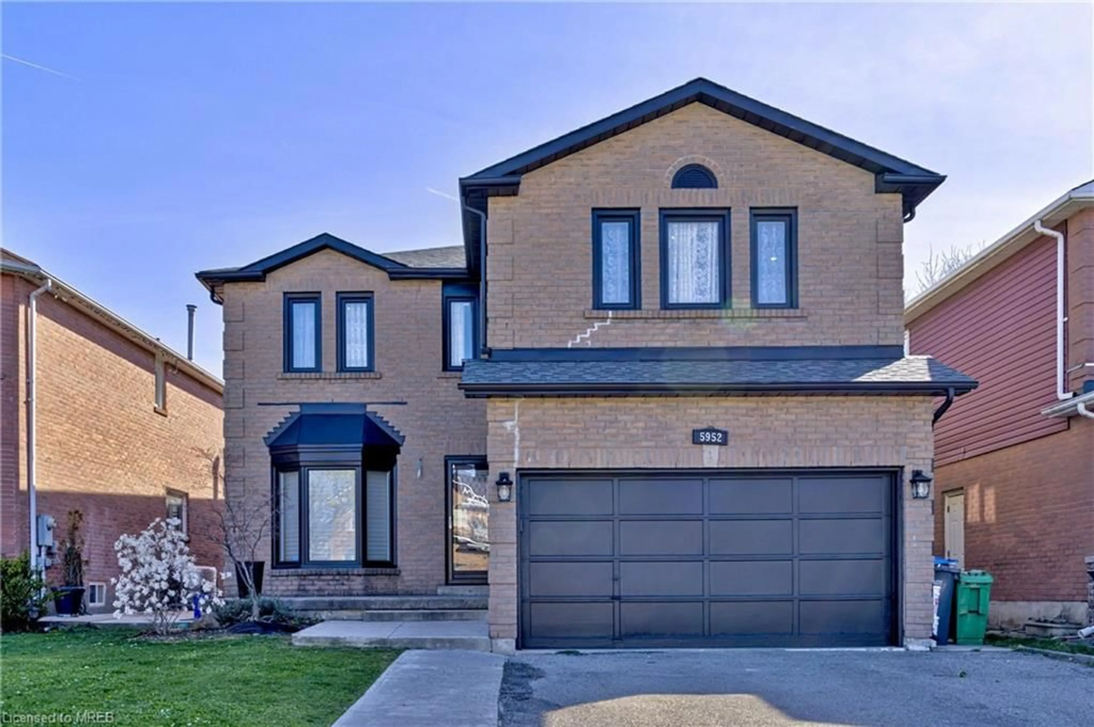 Home with brick exterior material for 5952 Grossbeak Dr, Mississauga Ontario L5N 6B3