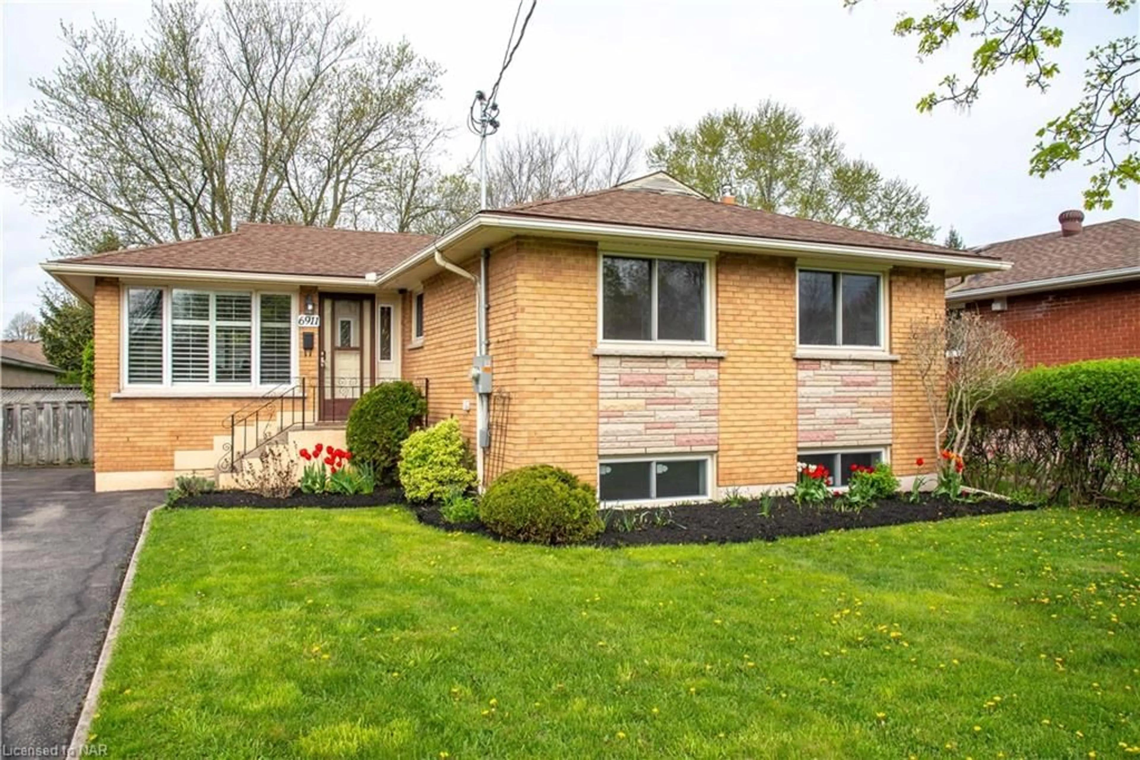 Home with brick exterior material for 6911 Hagar Ave, Niagara Falls Ontario L2G 5M6