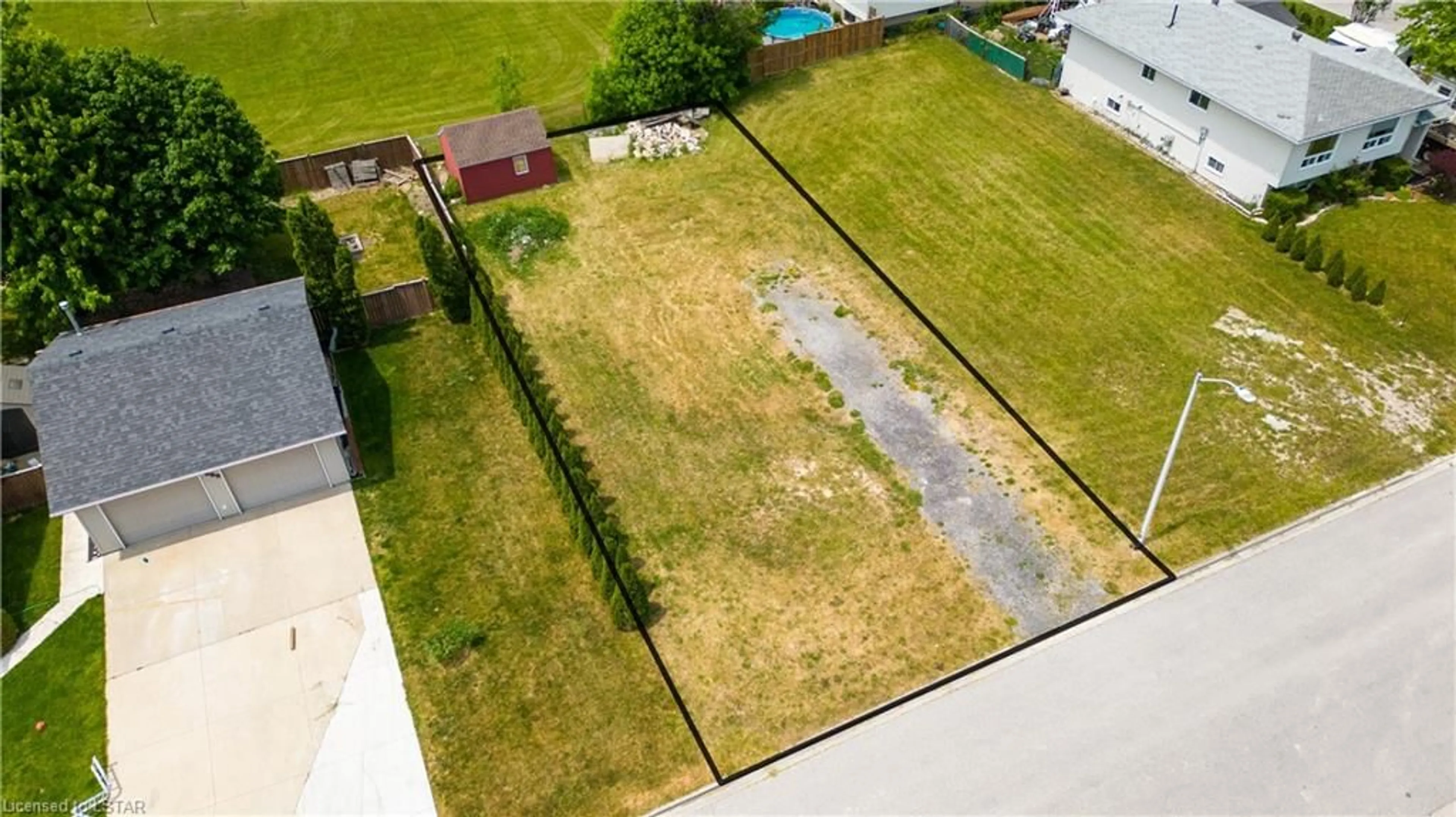 Fenced yard for 1583 Councillors St, Courtright Ontario N0N 1H0