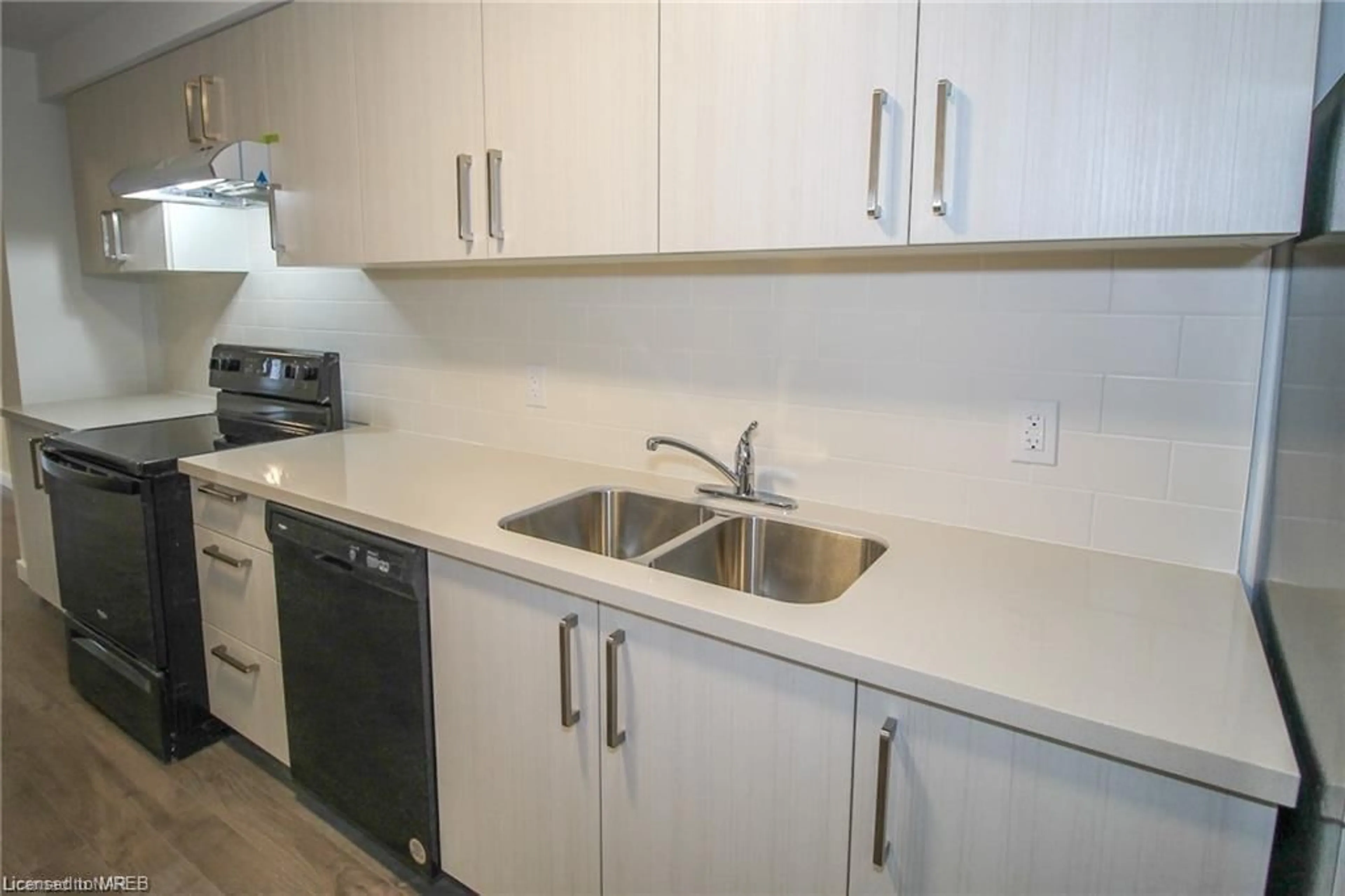 Standard kitchen for 396 Alberta St, Welland Ontario L3B 2Y7
