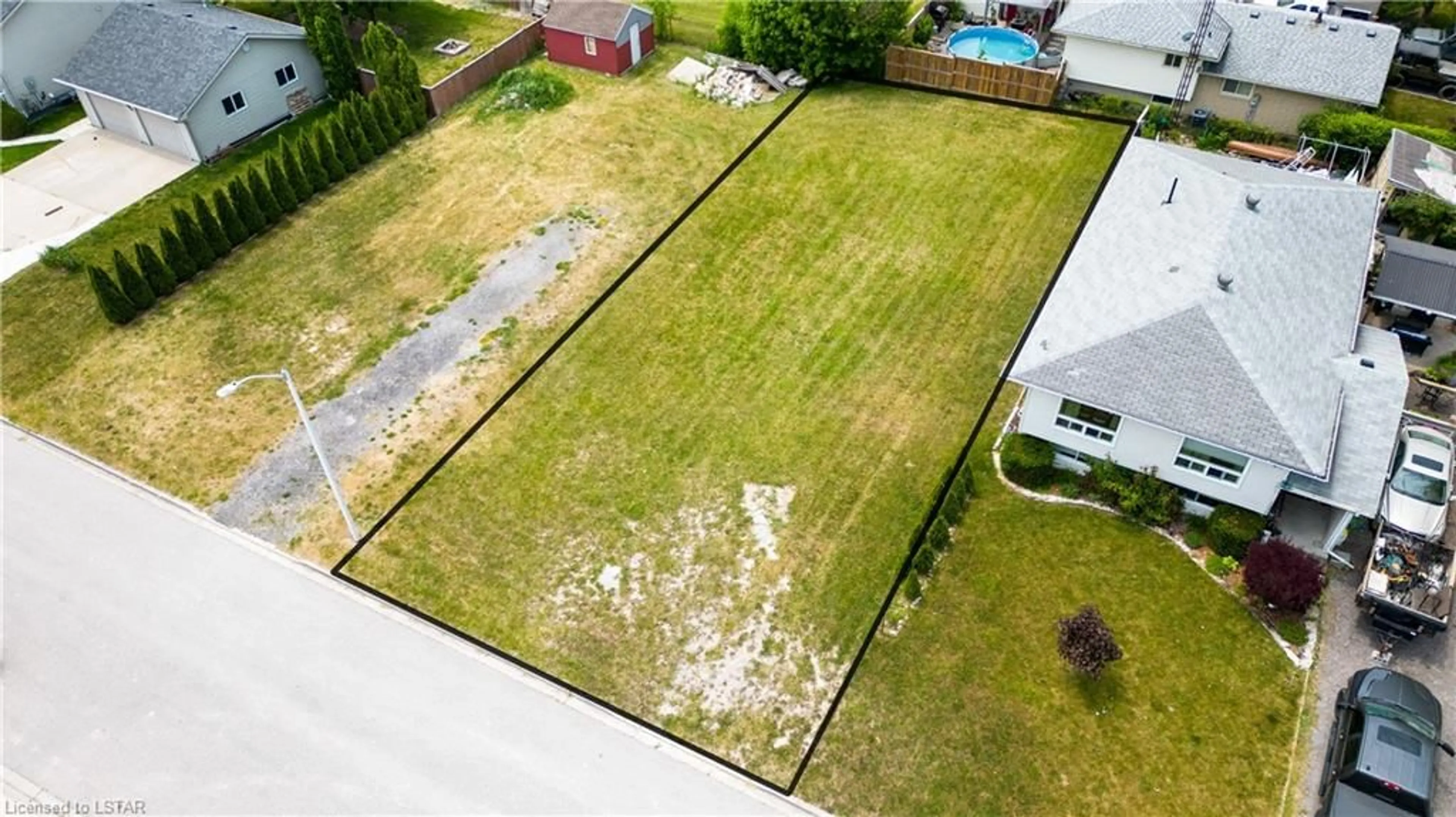 Fenced yard for 1581 Councillors St, Courtright Ontario N0N 1H0