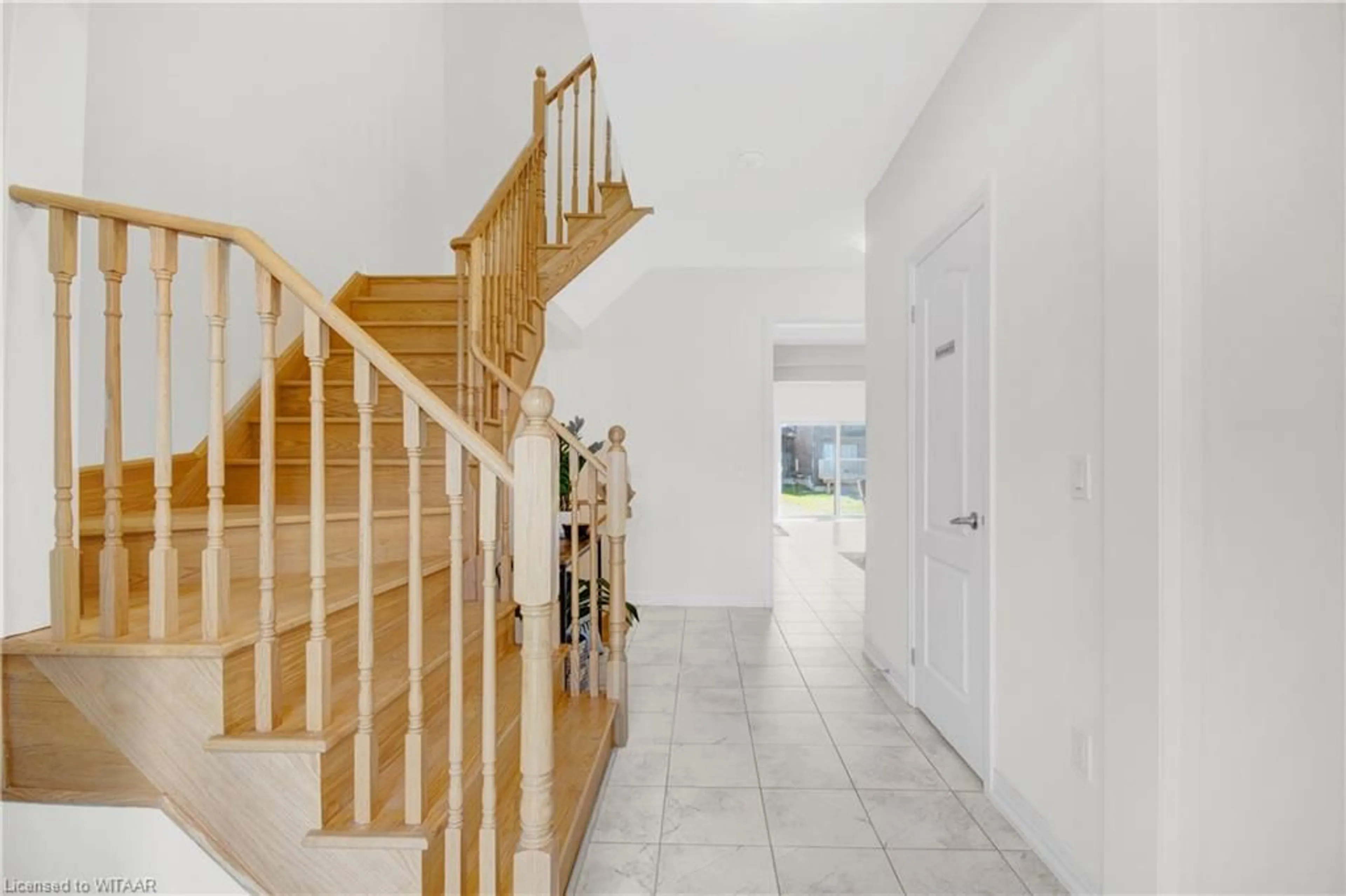 Indoor foyer for 122 Huntingford Trail, Woodstock Ontario N4T 0M3