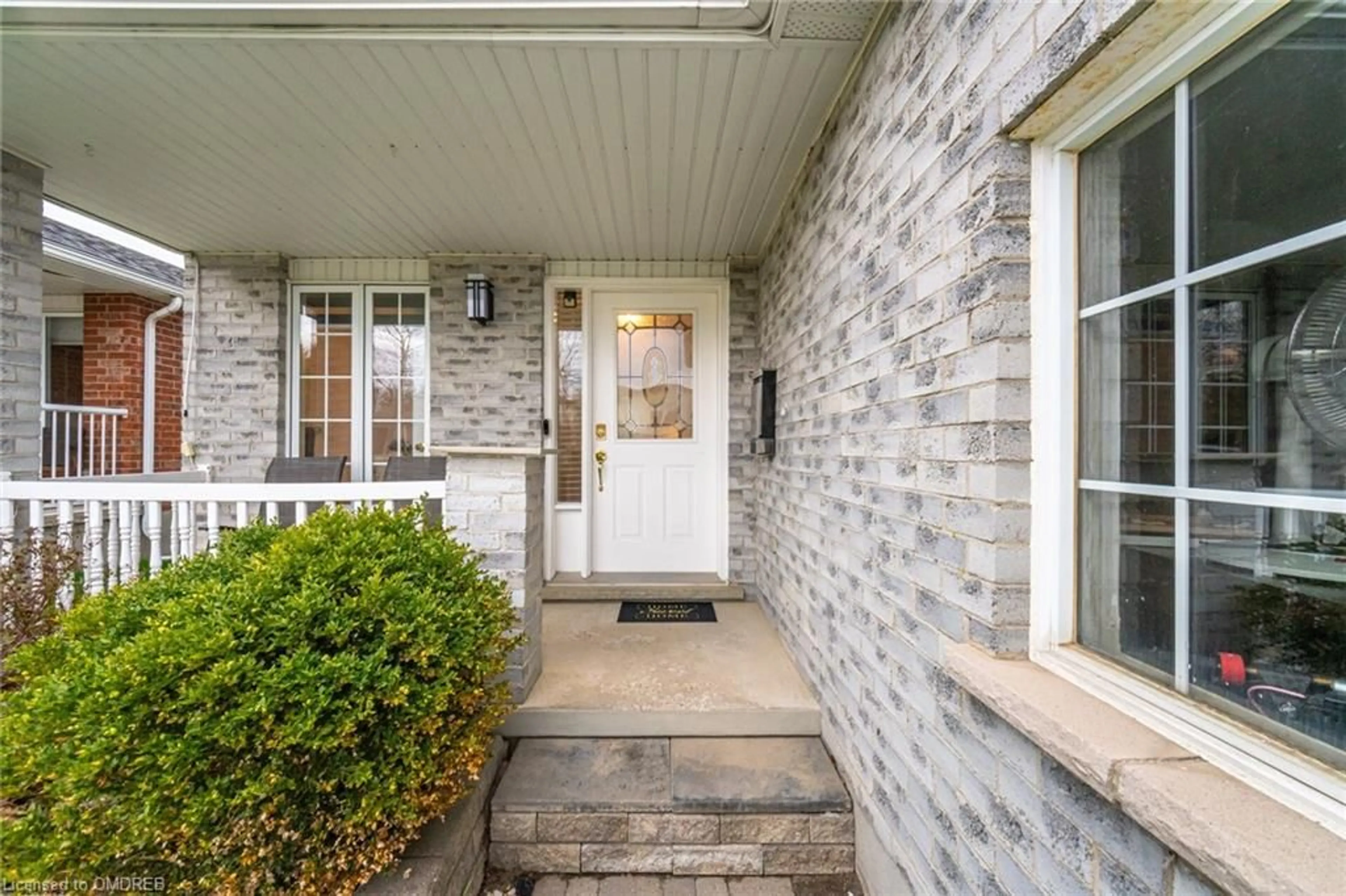 Indoor entryway for 204 Country Club Dr, Guelph Ontario N1E 3L2