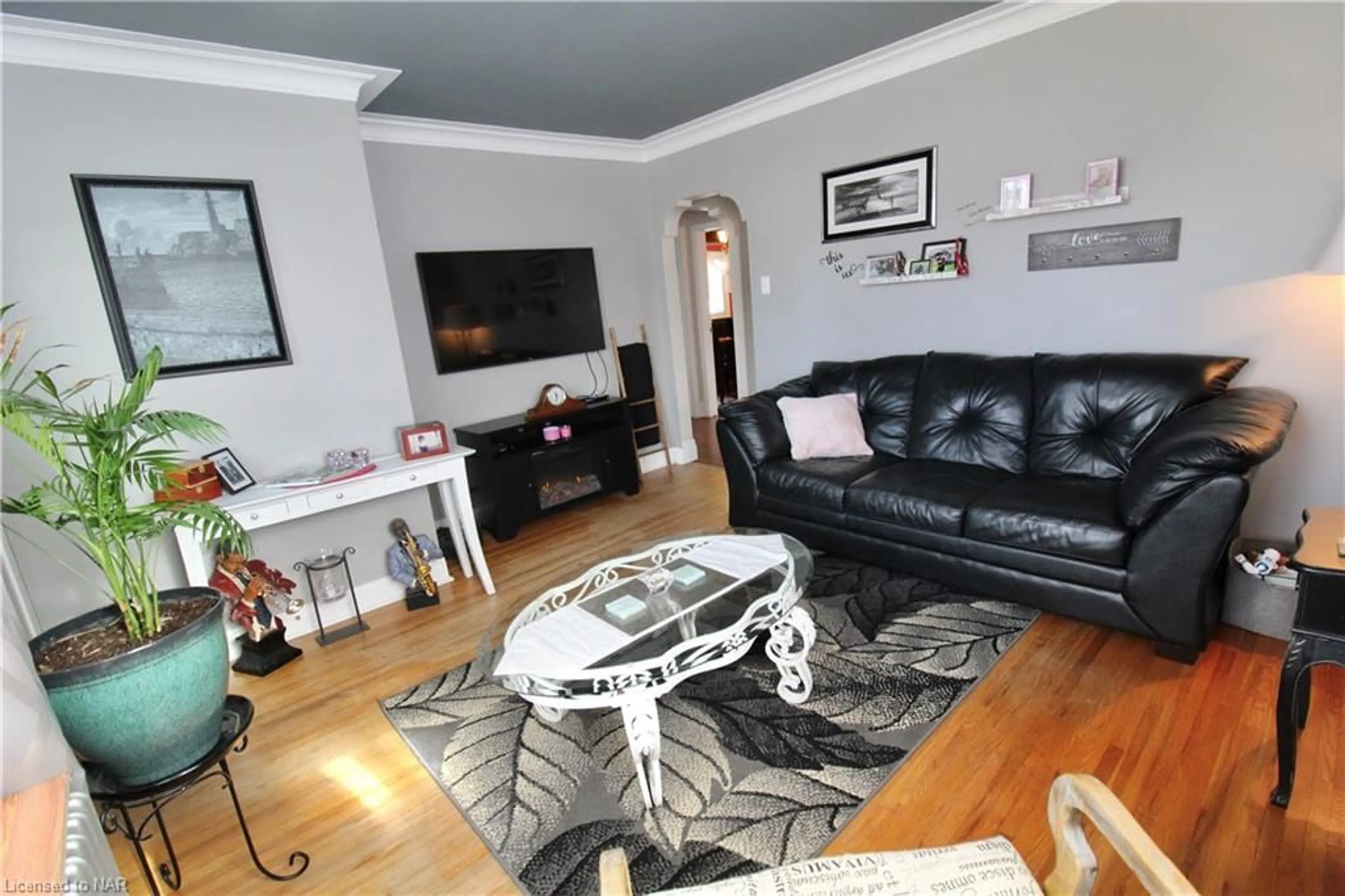 Living room for 12 West St, Thorold Ontario L2V 2R6