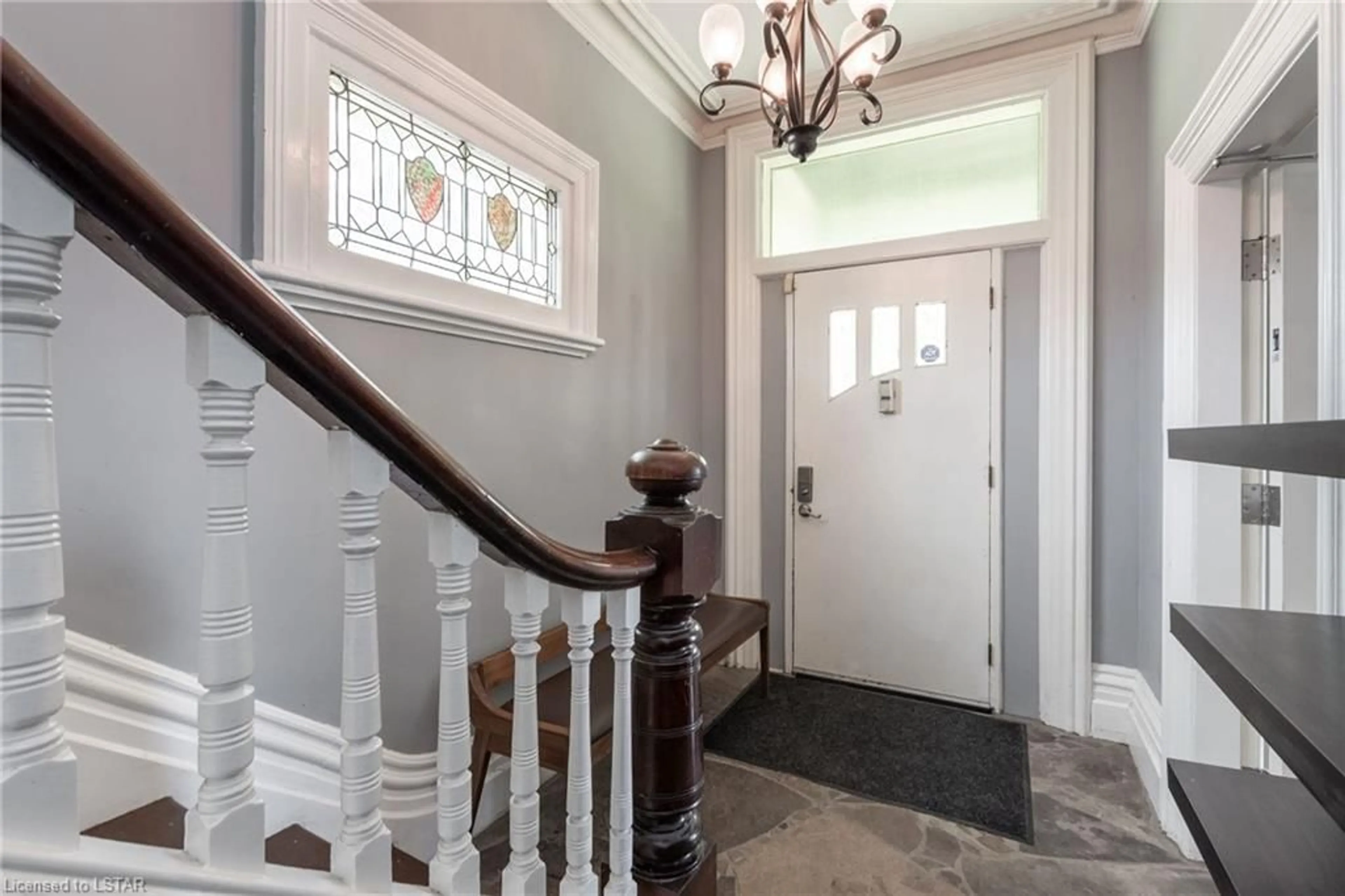 Indoor foyer for 56 Riverview Ave, London Ontario N6J 1A2