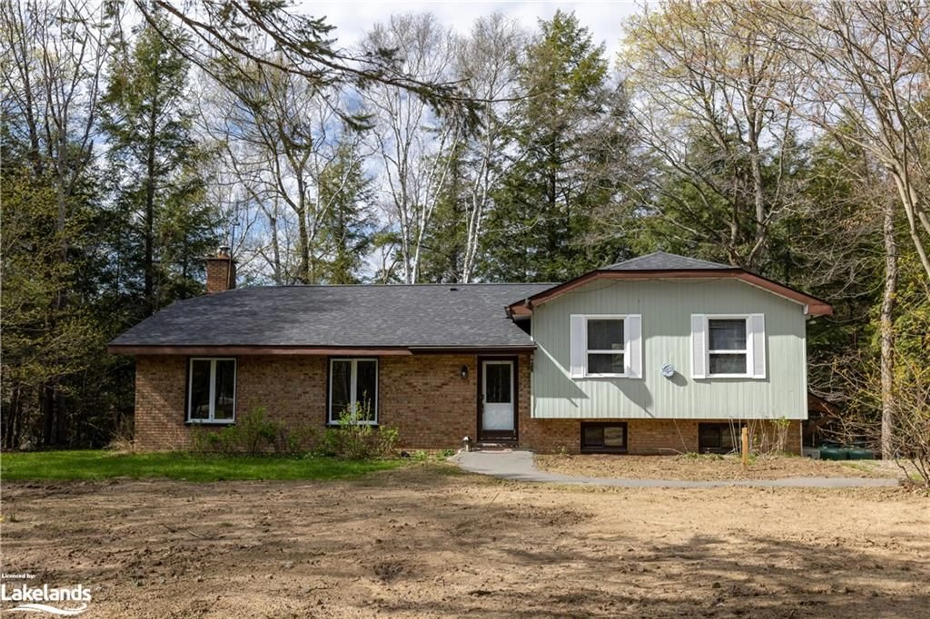 Frontside or backside of a home, cottage for 1001 Hemlock Rd, Huntsville Ontario P1H 2J6