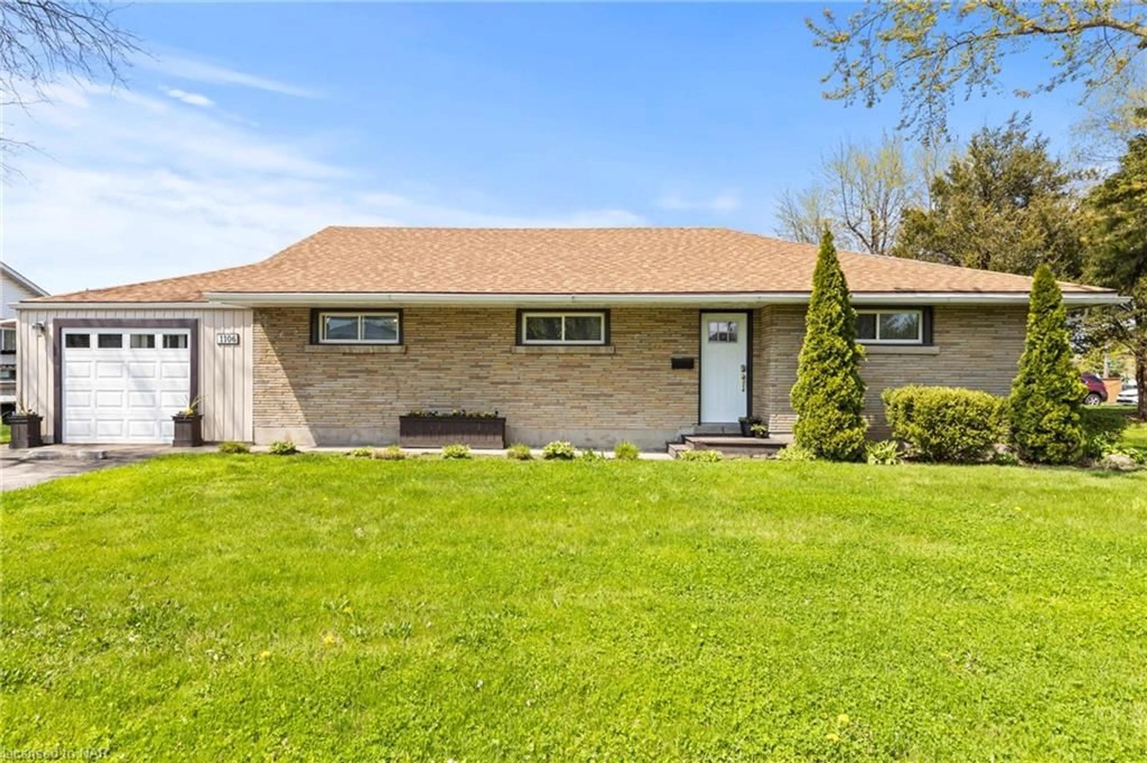 Frontside or backside of a home for 1106 Vansickle Rd, St. Catharines Ontario L2S 2Z8