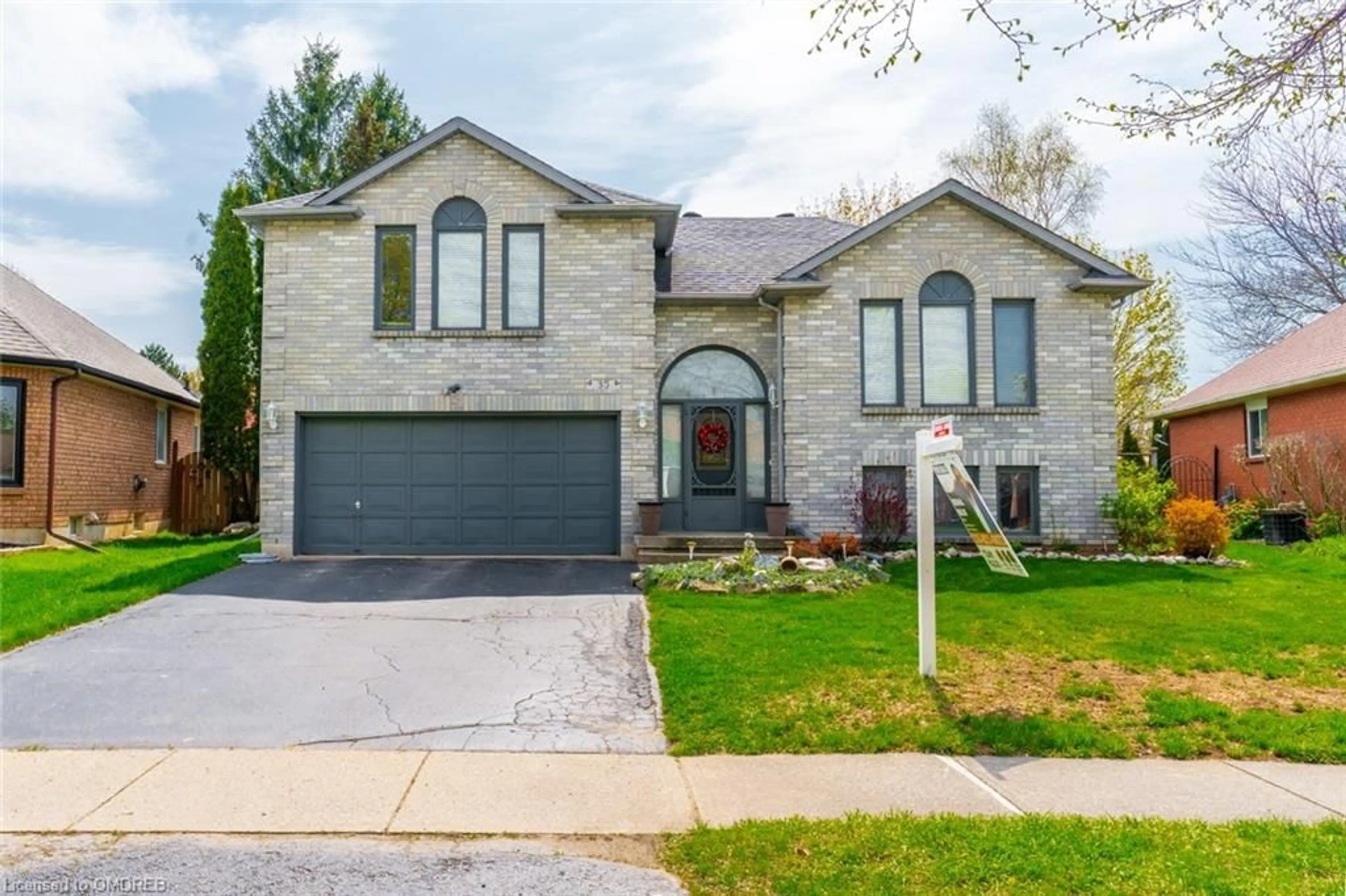 Home with brick exterior material for 35 Maplecrest Lane, Brantford Ontario N3R 7T9