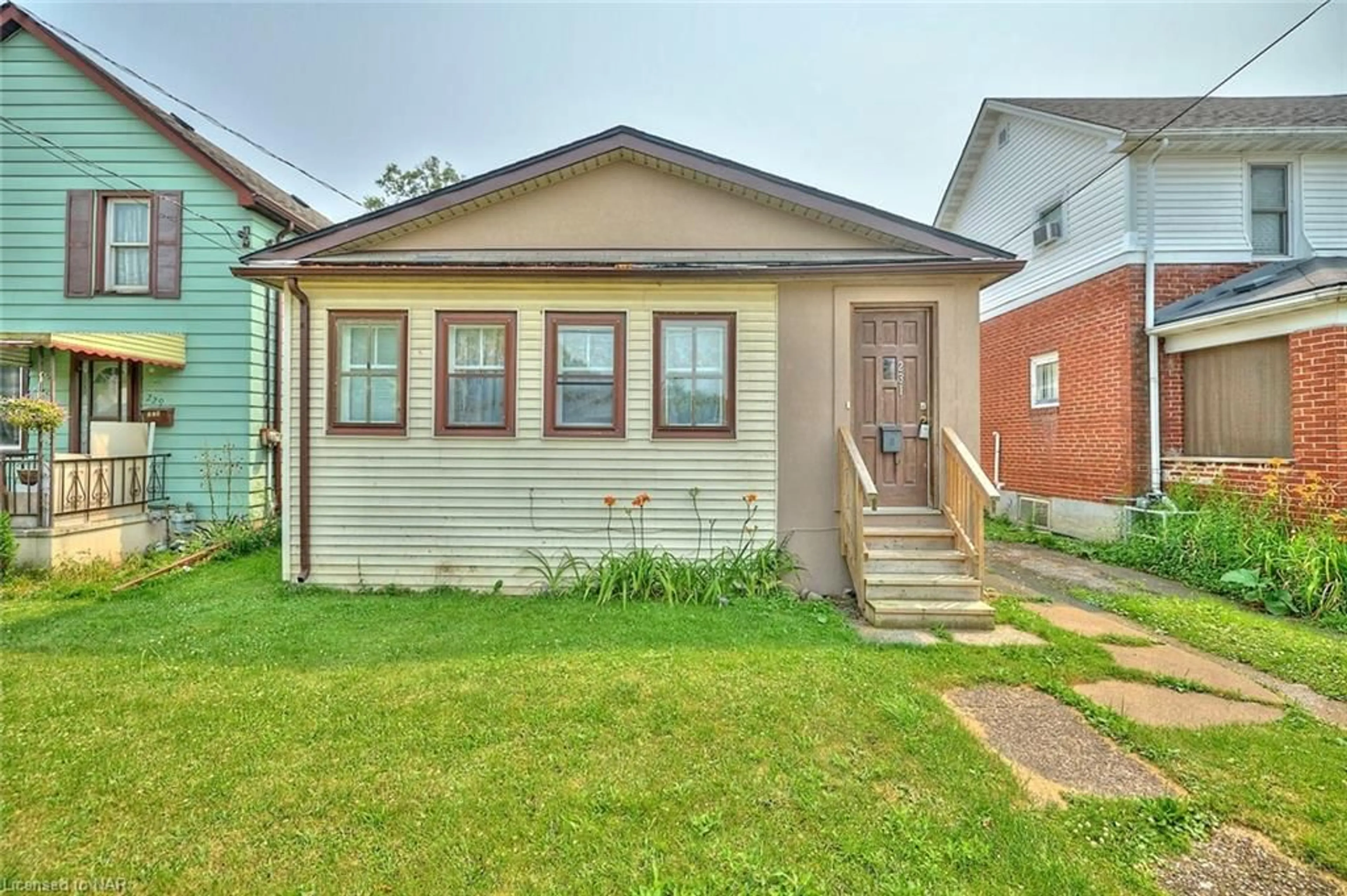 Frontside or backside of a home for 231 Dufferin St, Fort Erie Ontario L2A 2T7