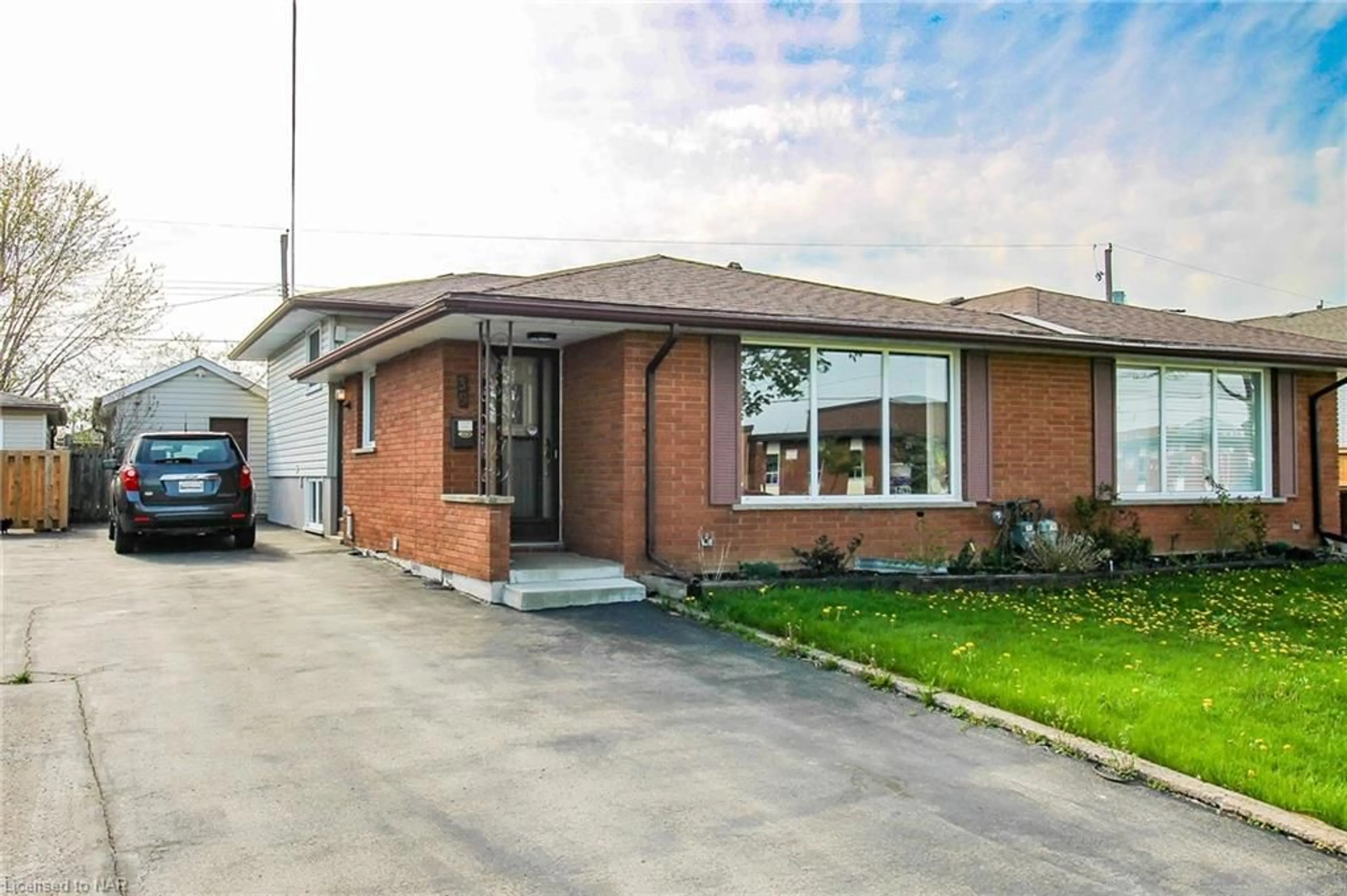 Home with brick exterior material for 39 St Andrews Ave, Welland Ontario L3B 1E3
