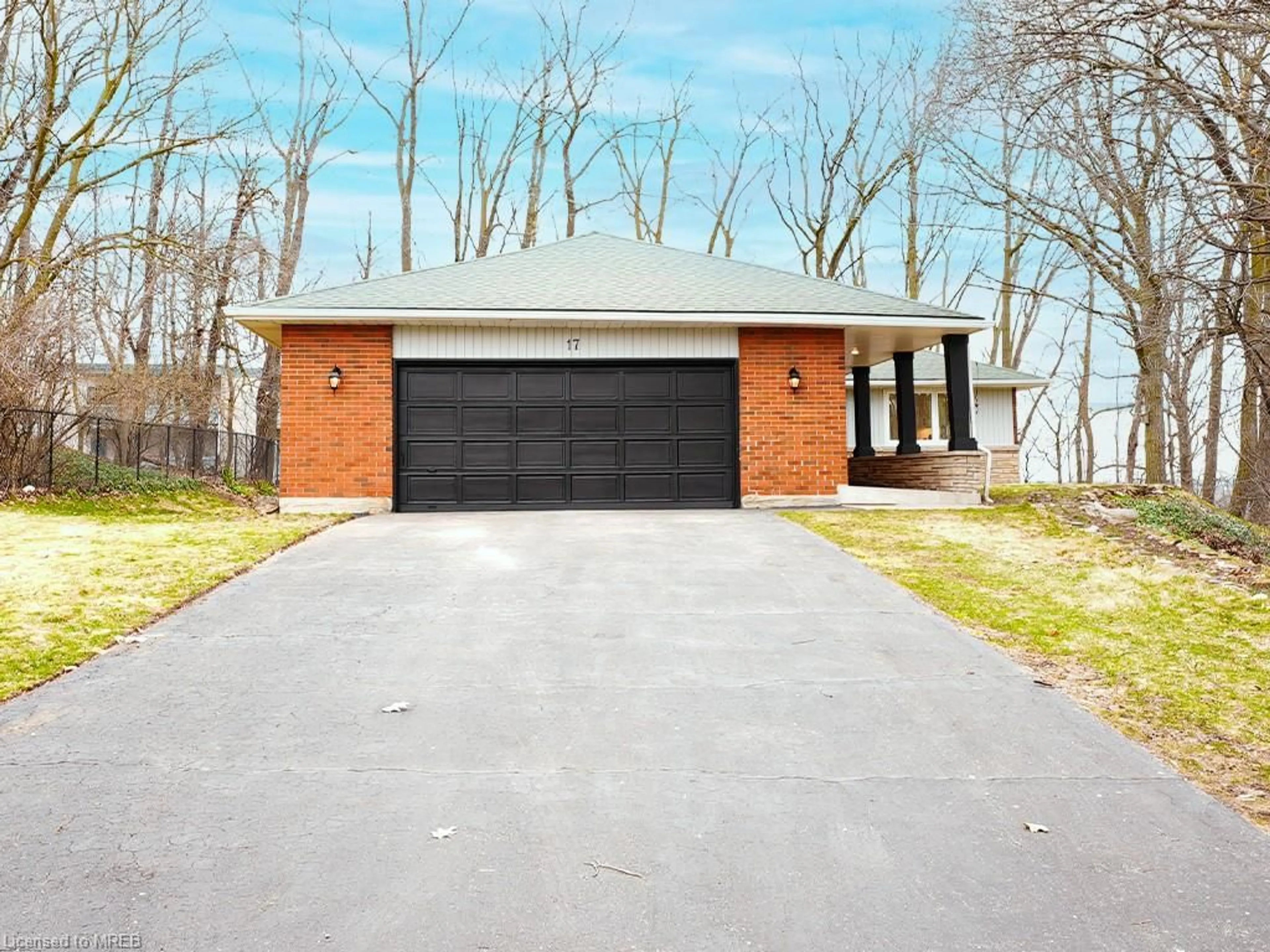 Home with brick exterior material for 17 Riverview Dr, Cambridge Ontario N1S 3N7