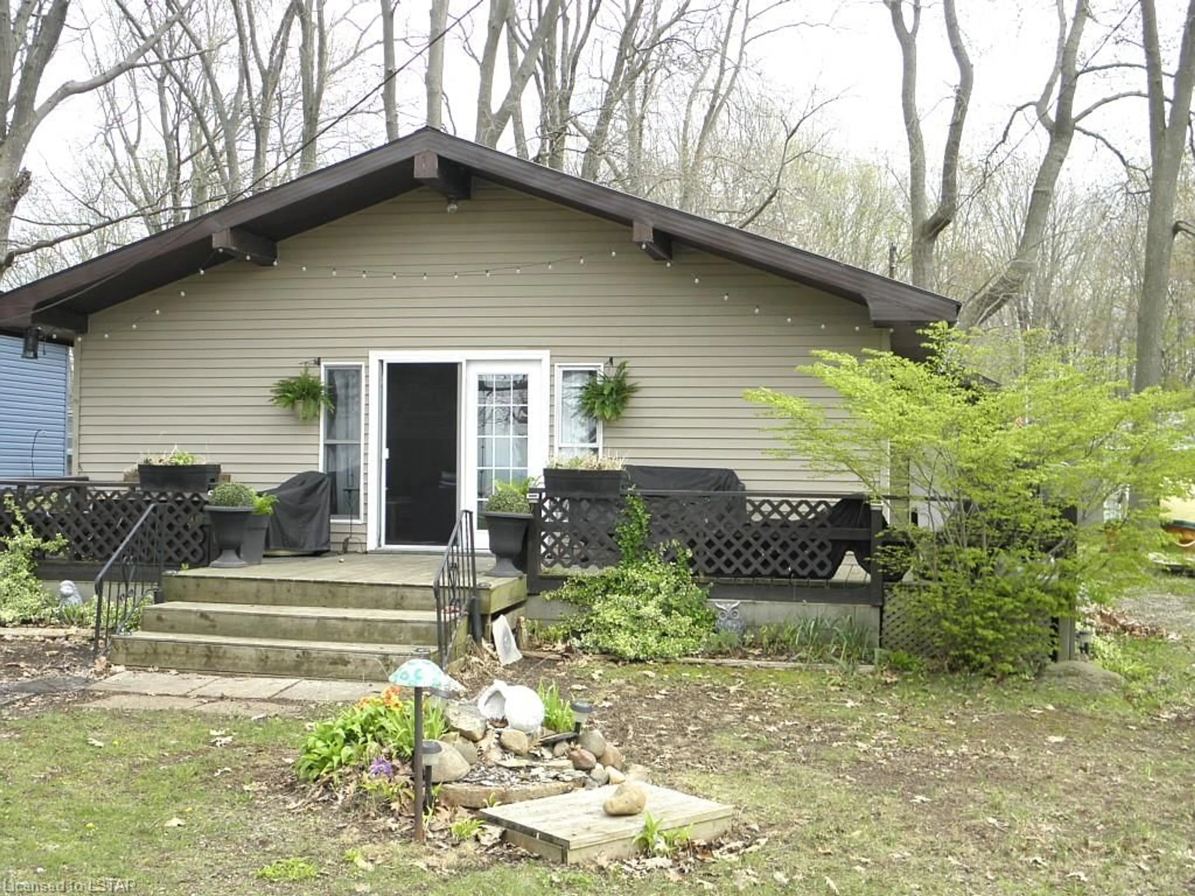 Cottage for 9680 Lake Rd, Kettle Point Ontario N0N 1J1