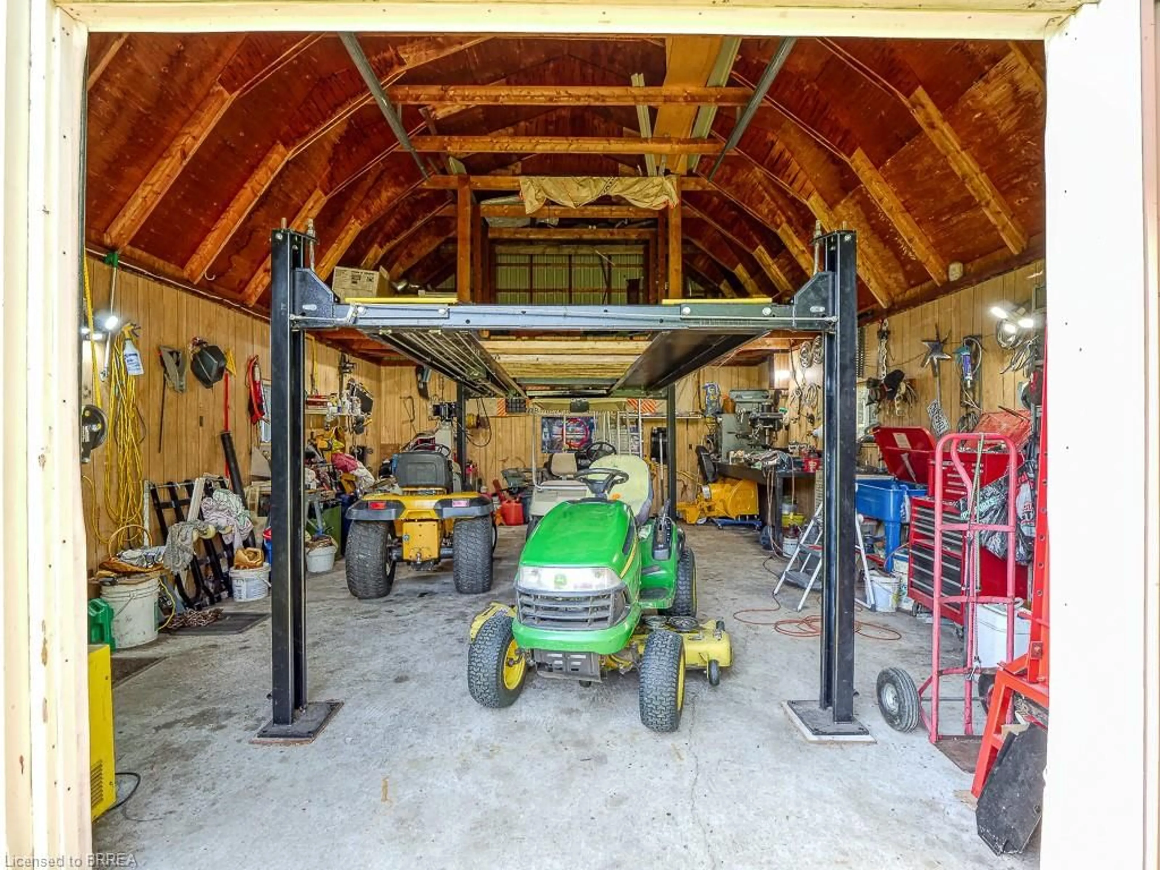 Indoor garage for 2362 Slo Pitch Rd, Putnam Ontario N0L 2B0