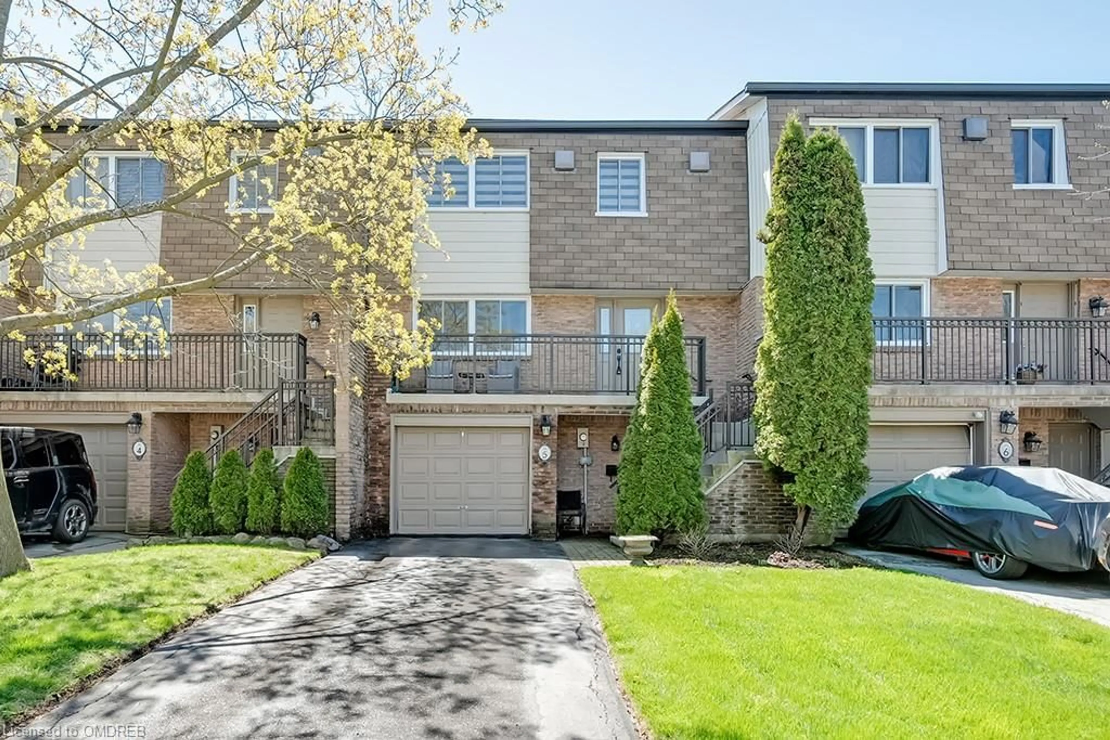 A pic from exterior of the house or condo for 80 Sarah Lane #5, Oakville Ontario L6L 5L3