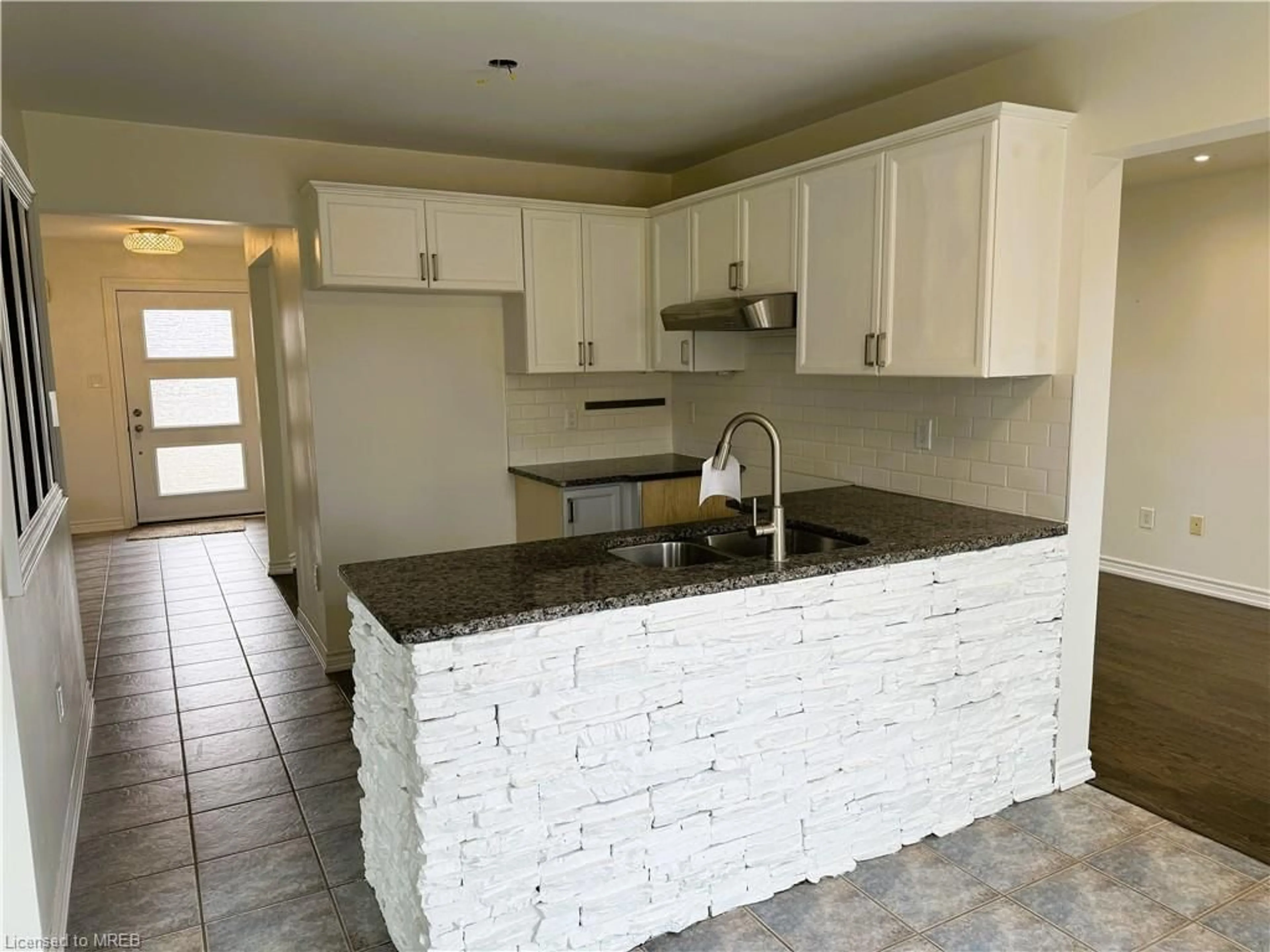 Standard kitchen for 97 Herrell Ave, Barrie Ontario L4N 6T9