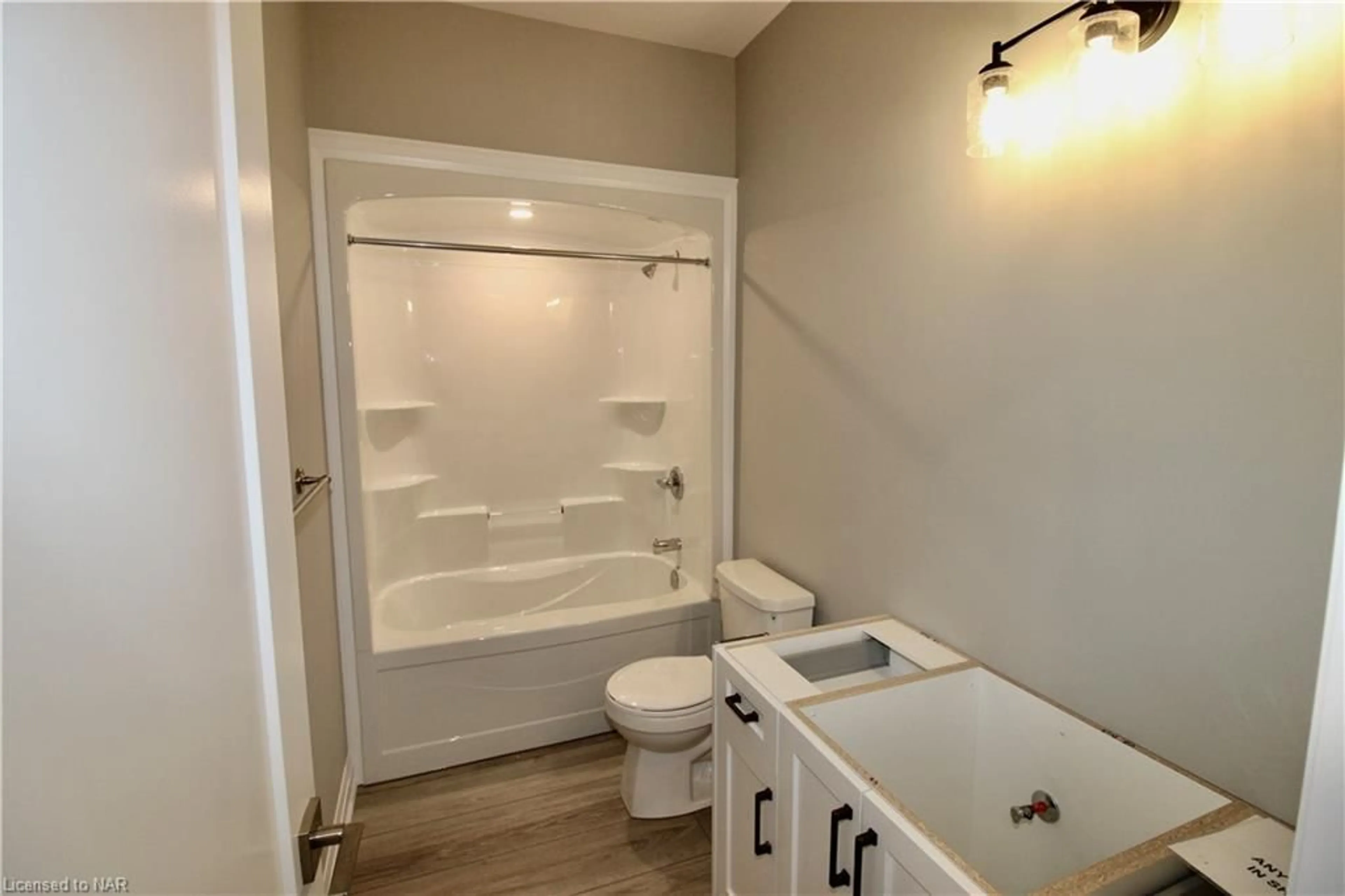 Bathroom for 4156 Village Creek Dr, Stevensville Ontario L0S 1S0