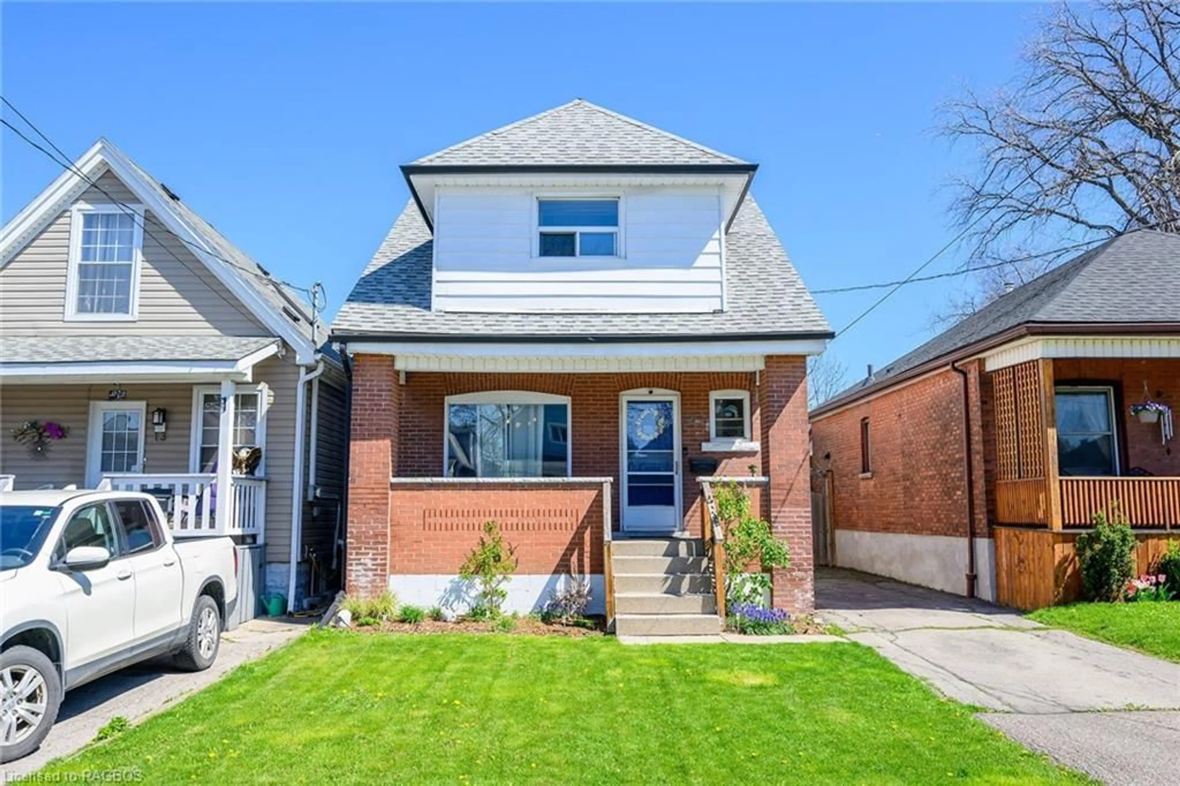Home with brick exterior material for 15 Newlands Ave, Hamilton Ontario L8H 2T4
