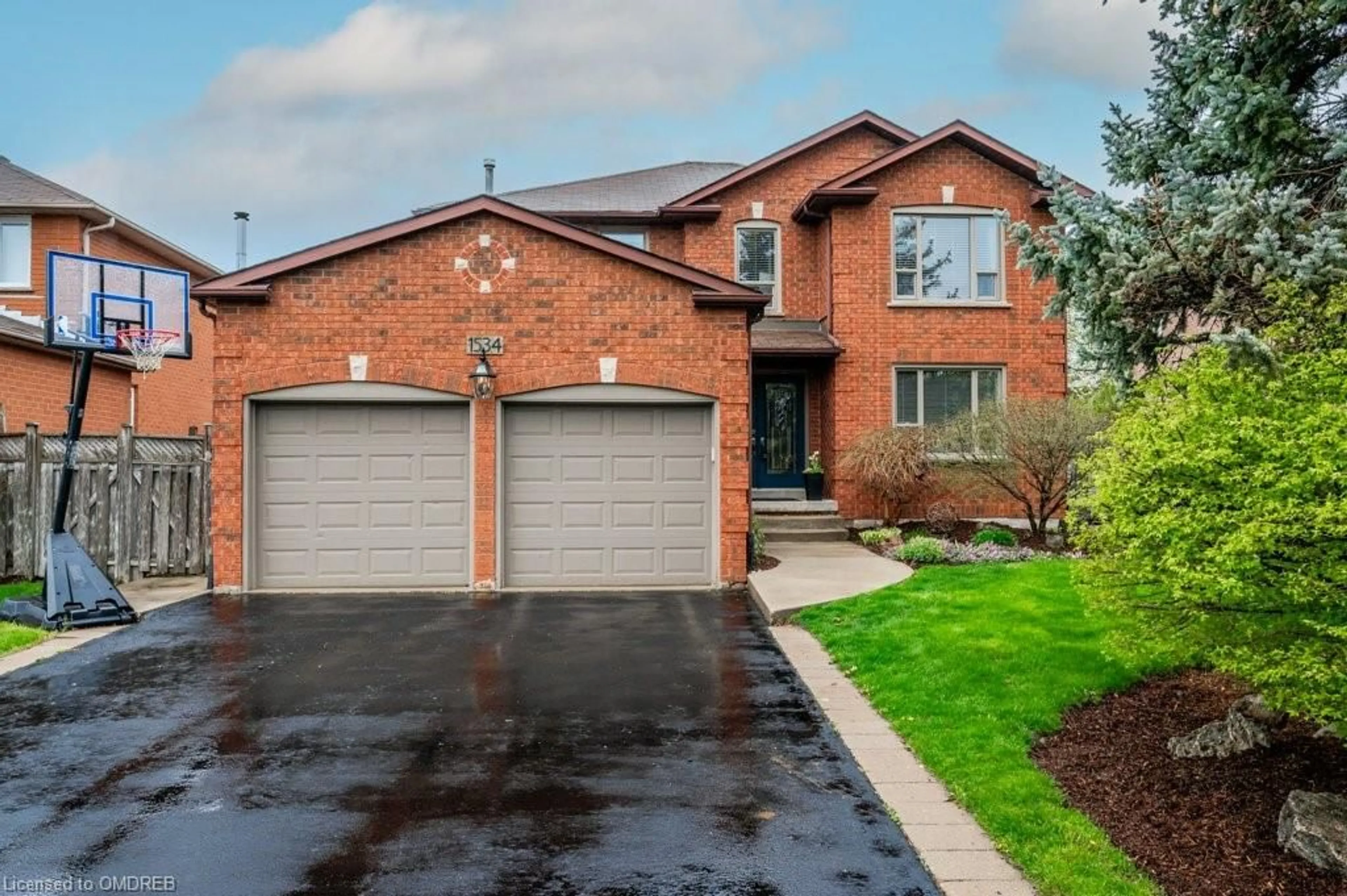 Home with brick exterior material for 1534 Heritage Way, Oakville Ontario L6M 2Z7