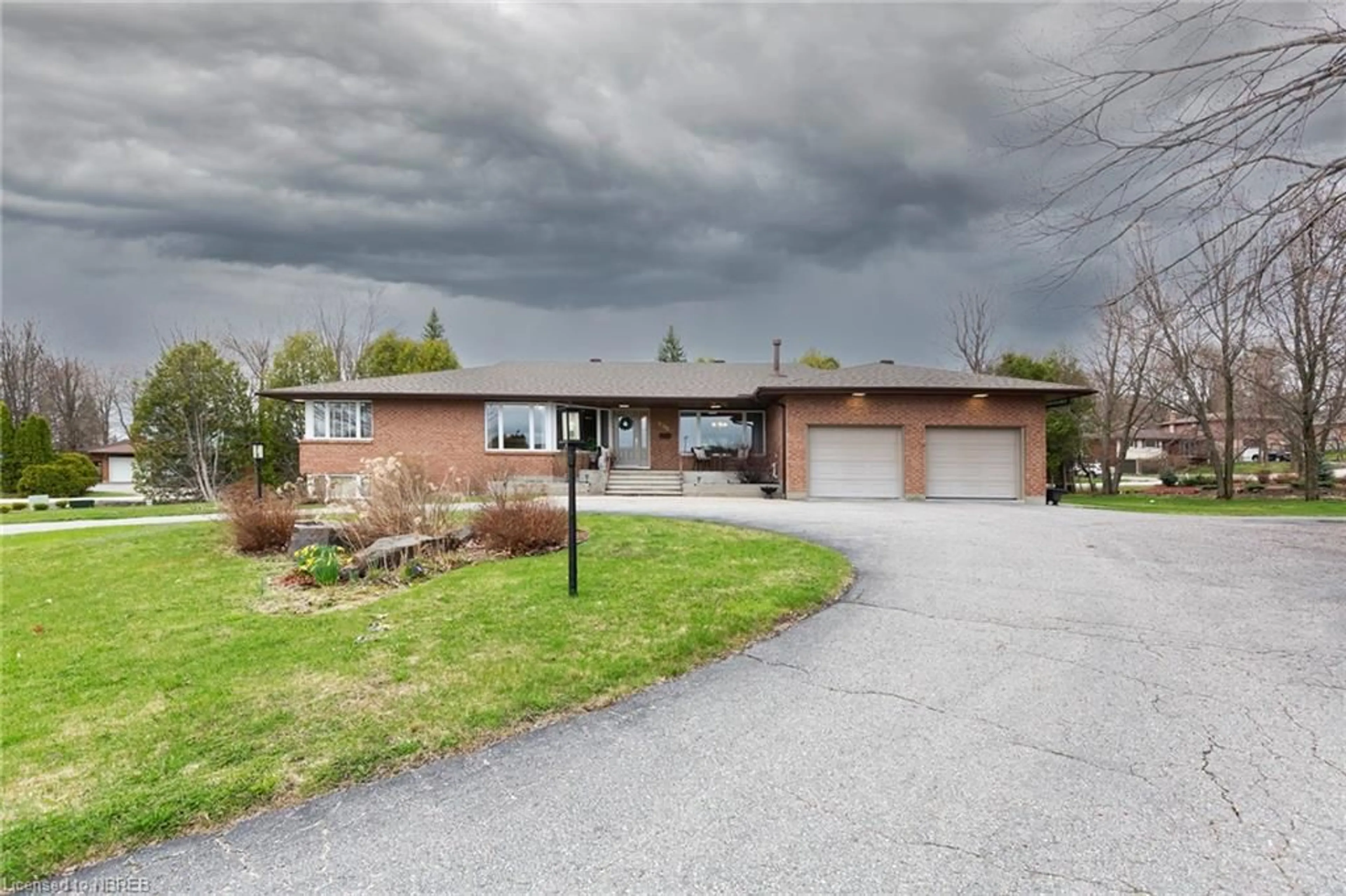 Frontside or backside of a home for 406 Surrey Dr, North Bay Ontario P1C 1E5