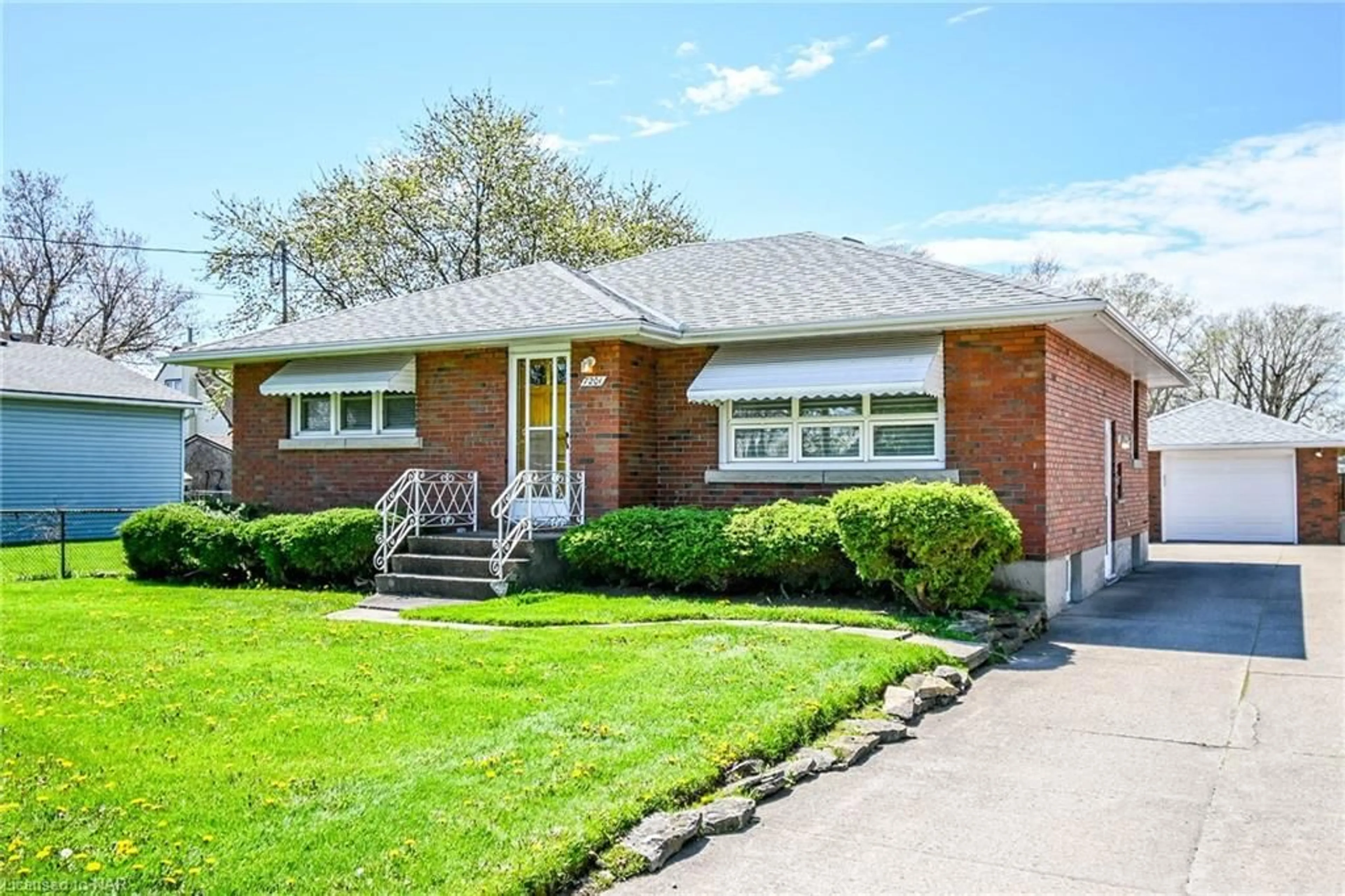 Home with brick exterior material for 7201 Adams Ave, Niagara Falls Ontario L2G 5G9