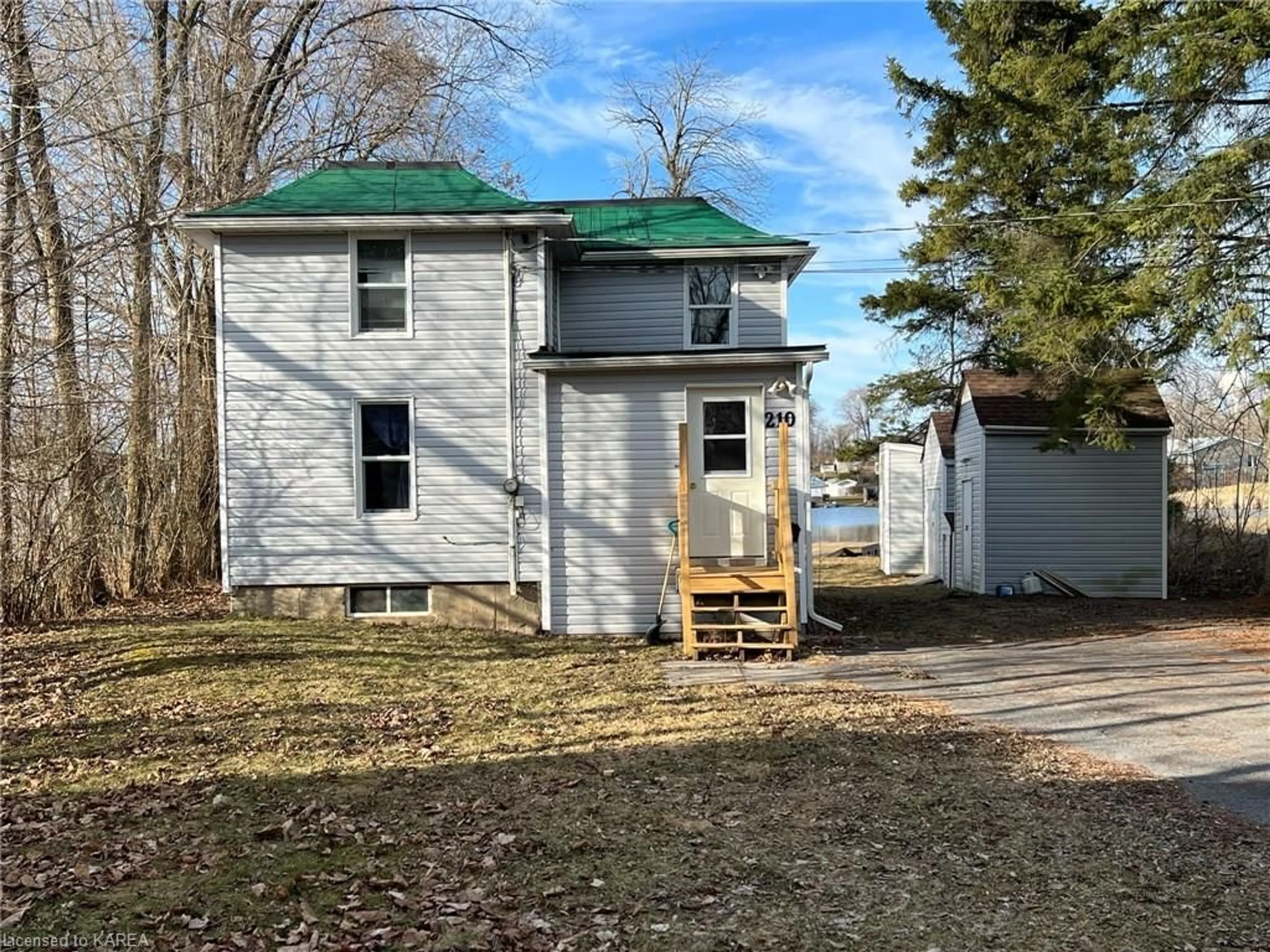 Frontside or backside of a home for 210 Fourth St, Gananoque Ontario K7G 2L1