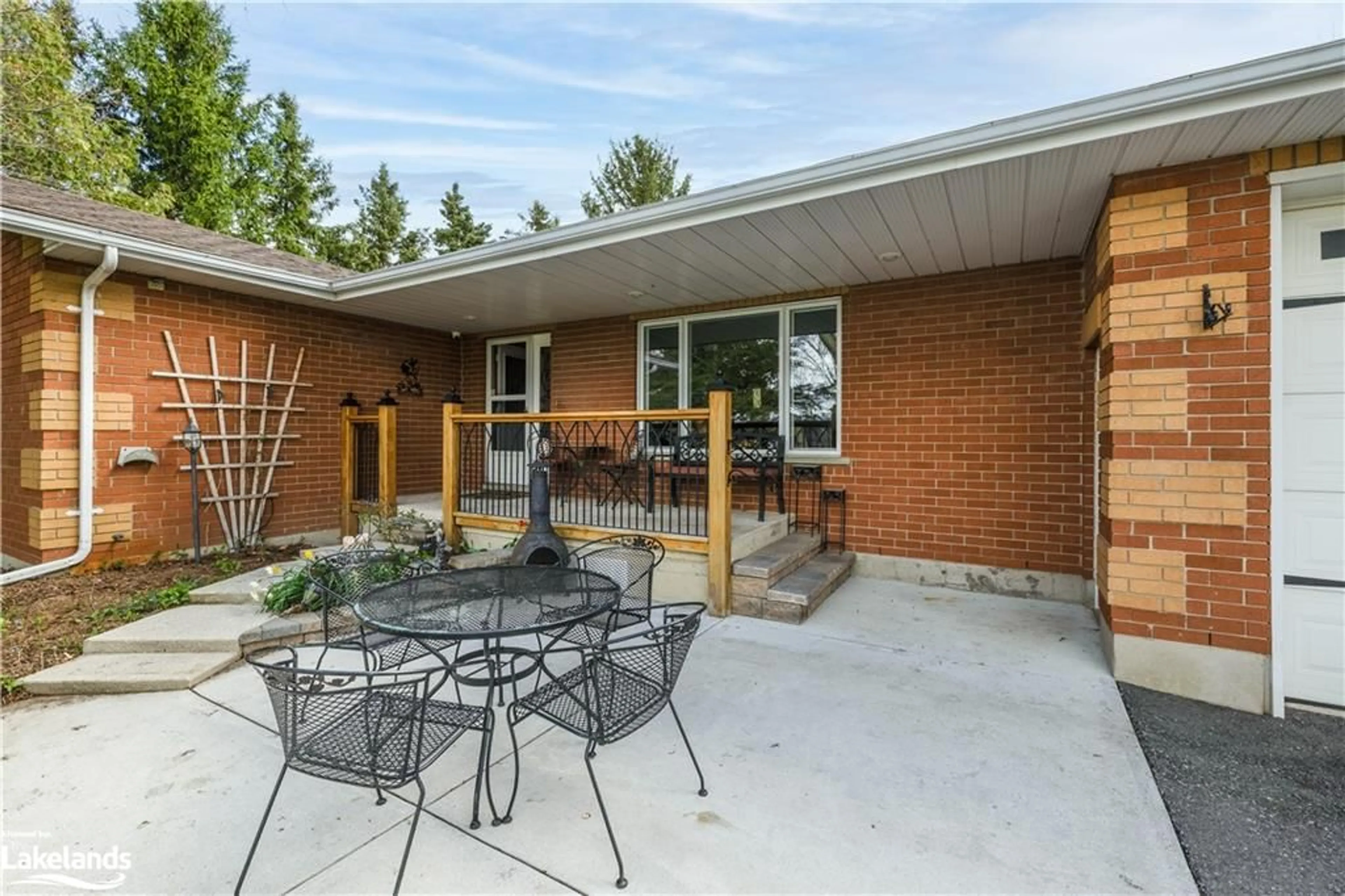 Patio for 1961 County 42 Rd, Clearview Ontario L0M 1S0