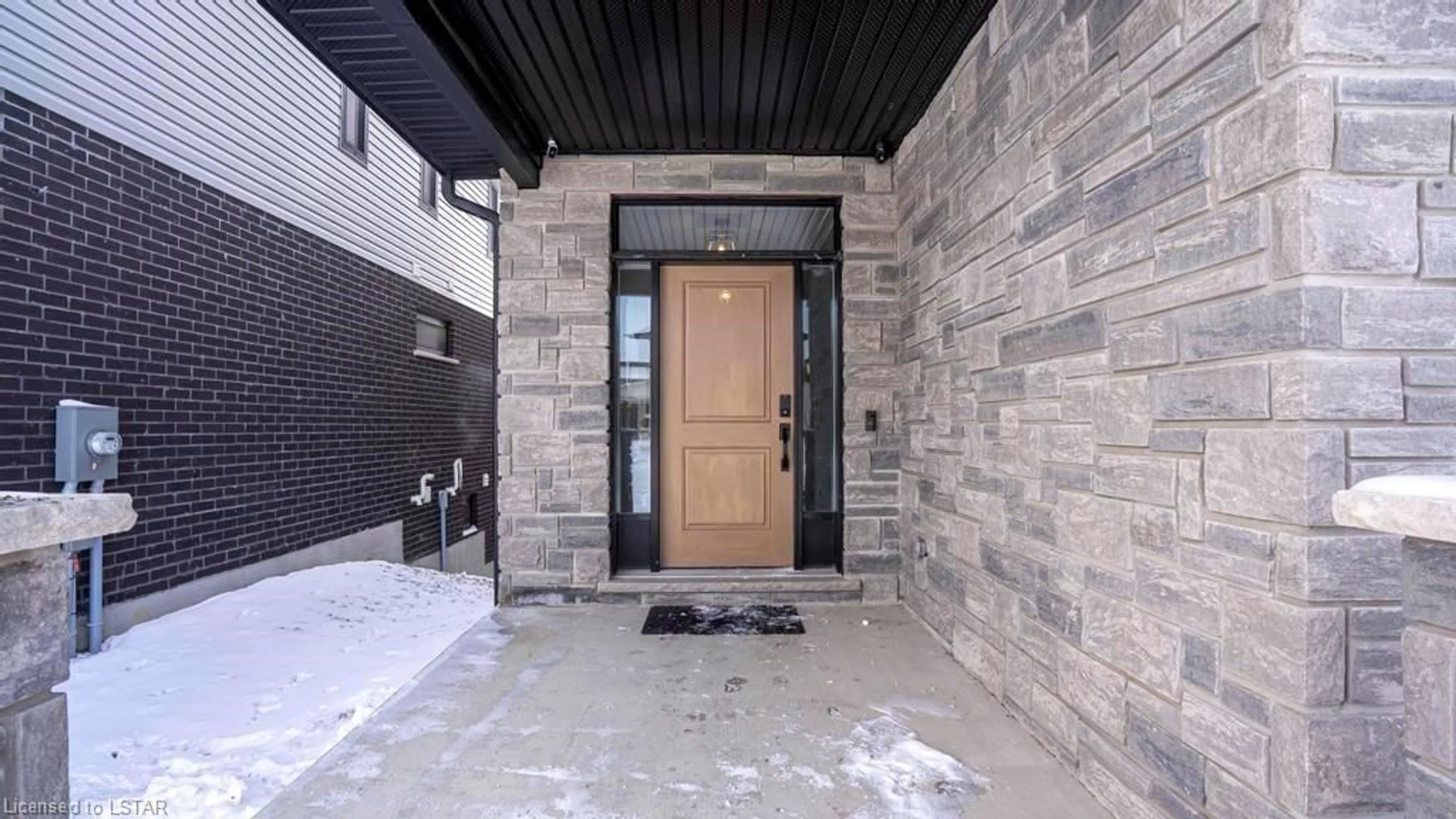 Indoor entryway for 2172 Tokala Trail, London Ontario N6G 0Z7