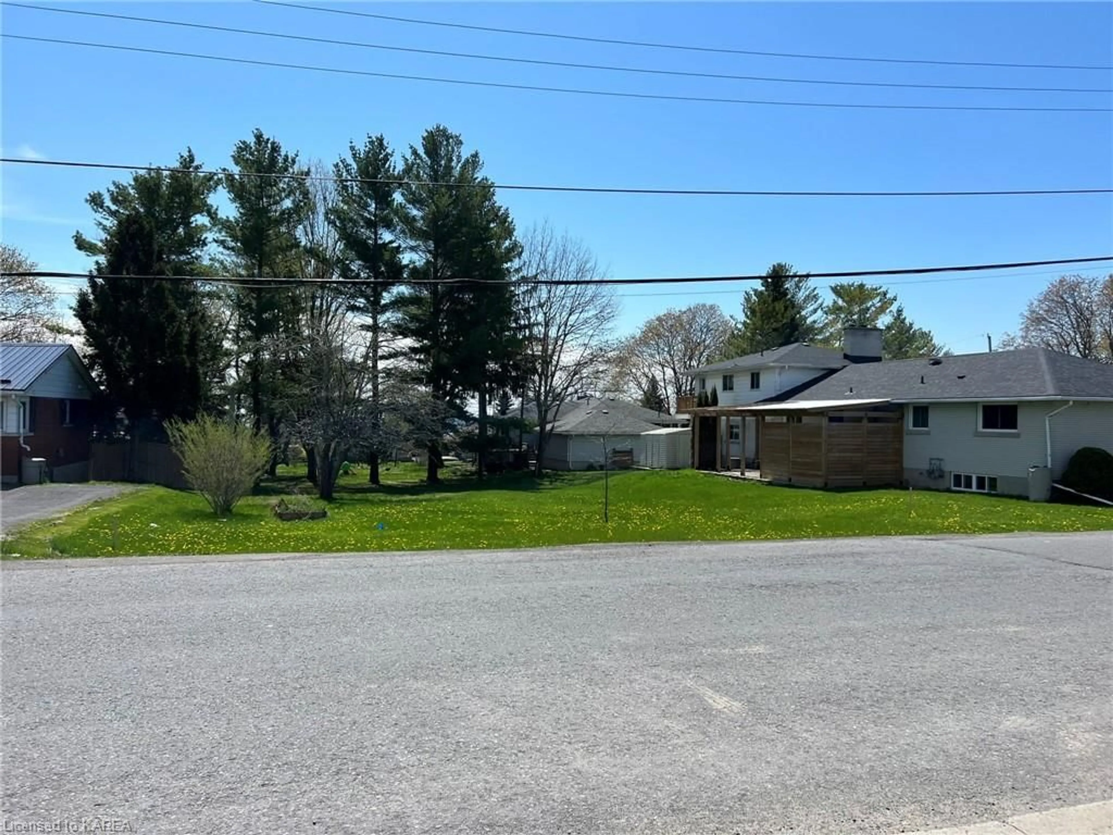 Frontside or backside of a home for 5 Manitou Cres, Amherstview Ontario K7N 1B1