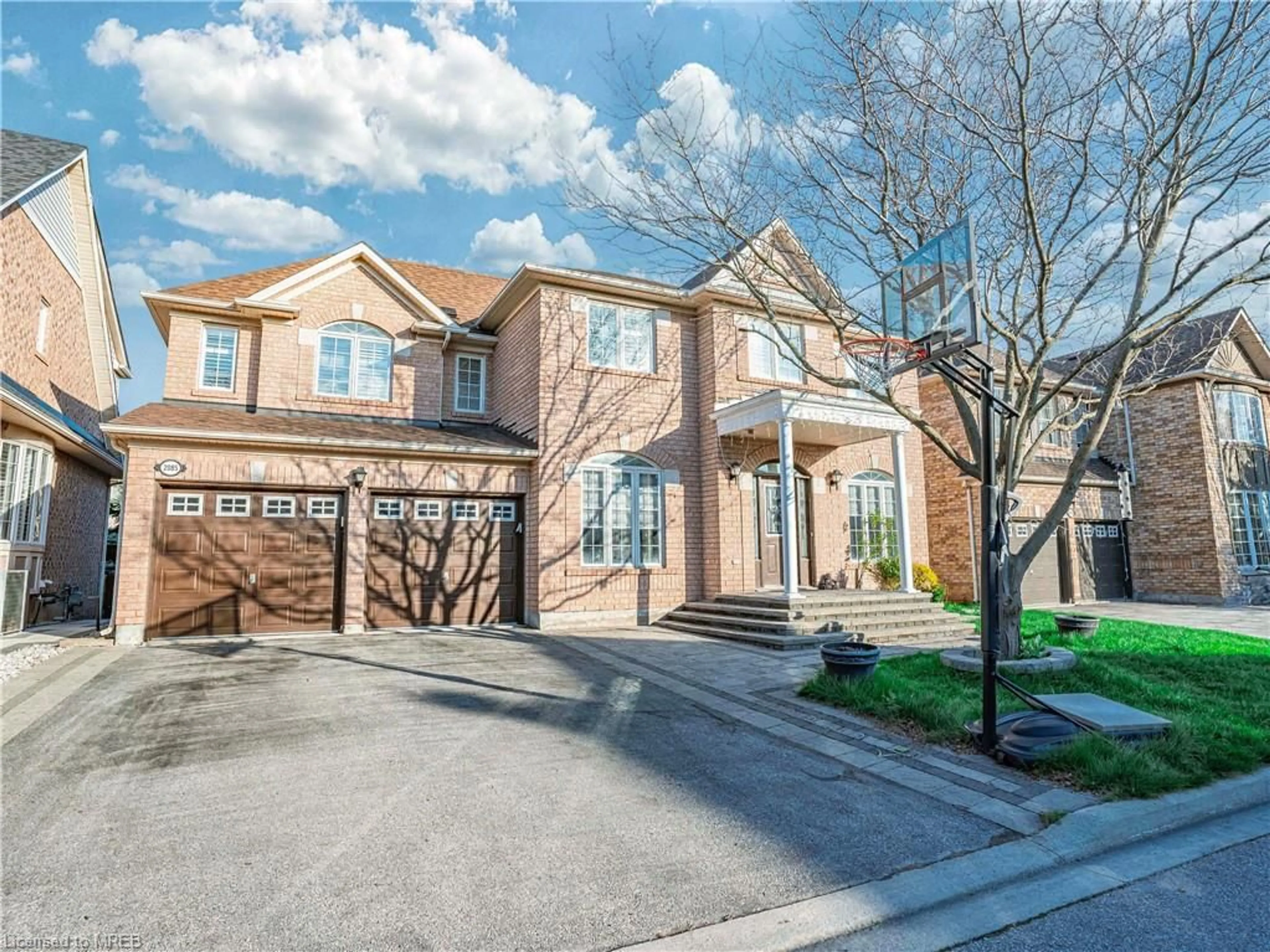Home with brick exterior material for 2085 Ashmore Dr, Oakville Ontario L6M 4T2