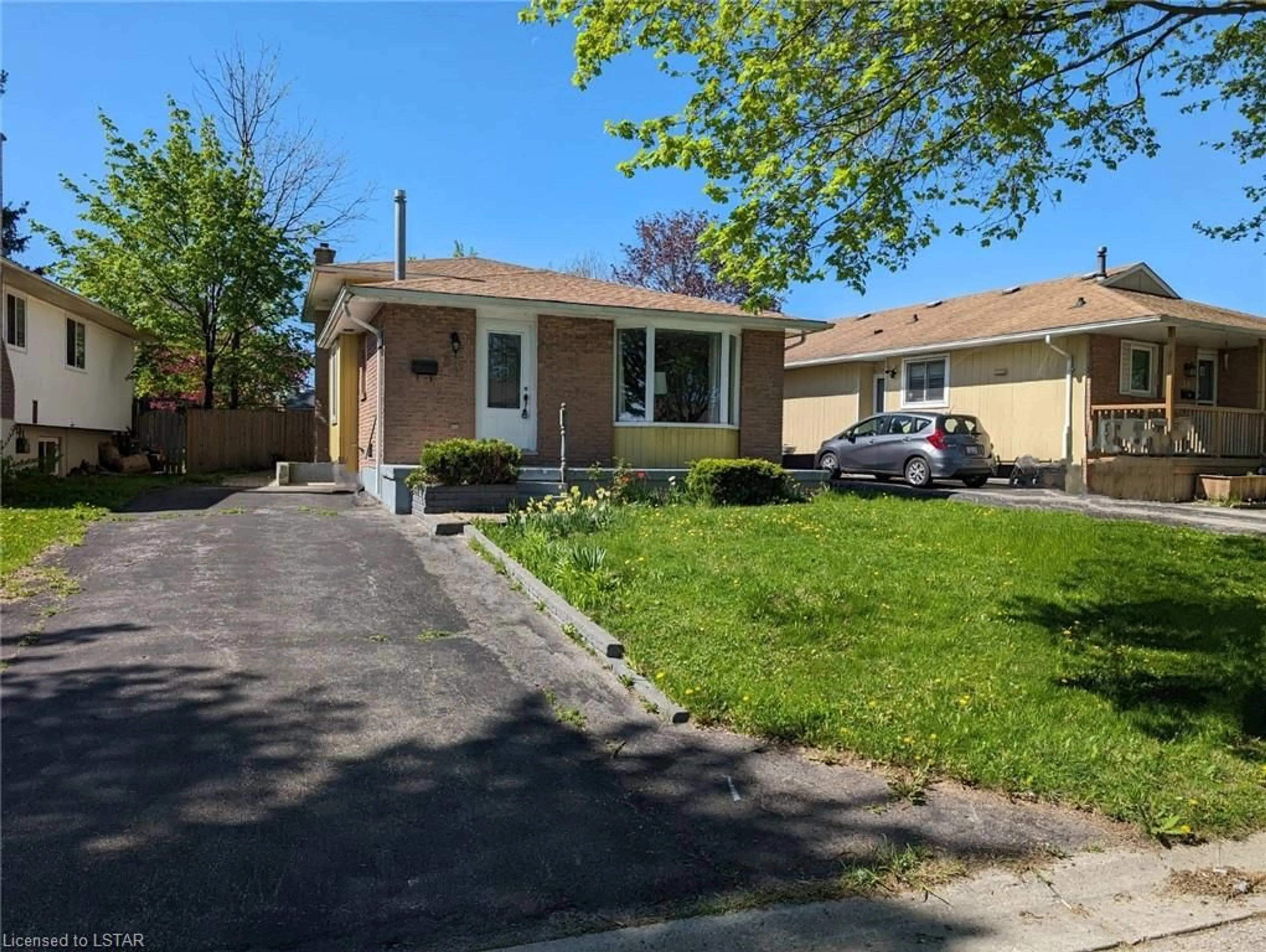 Frontside or backside of a home for 33 Tumbleweed Cres, London Ontario N6E 2N5