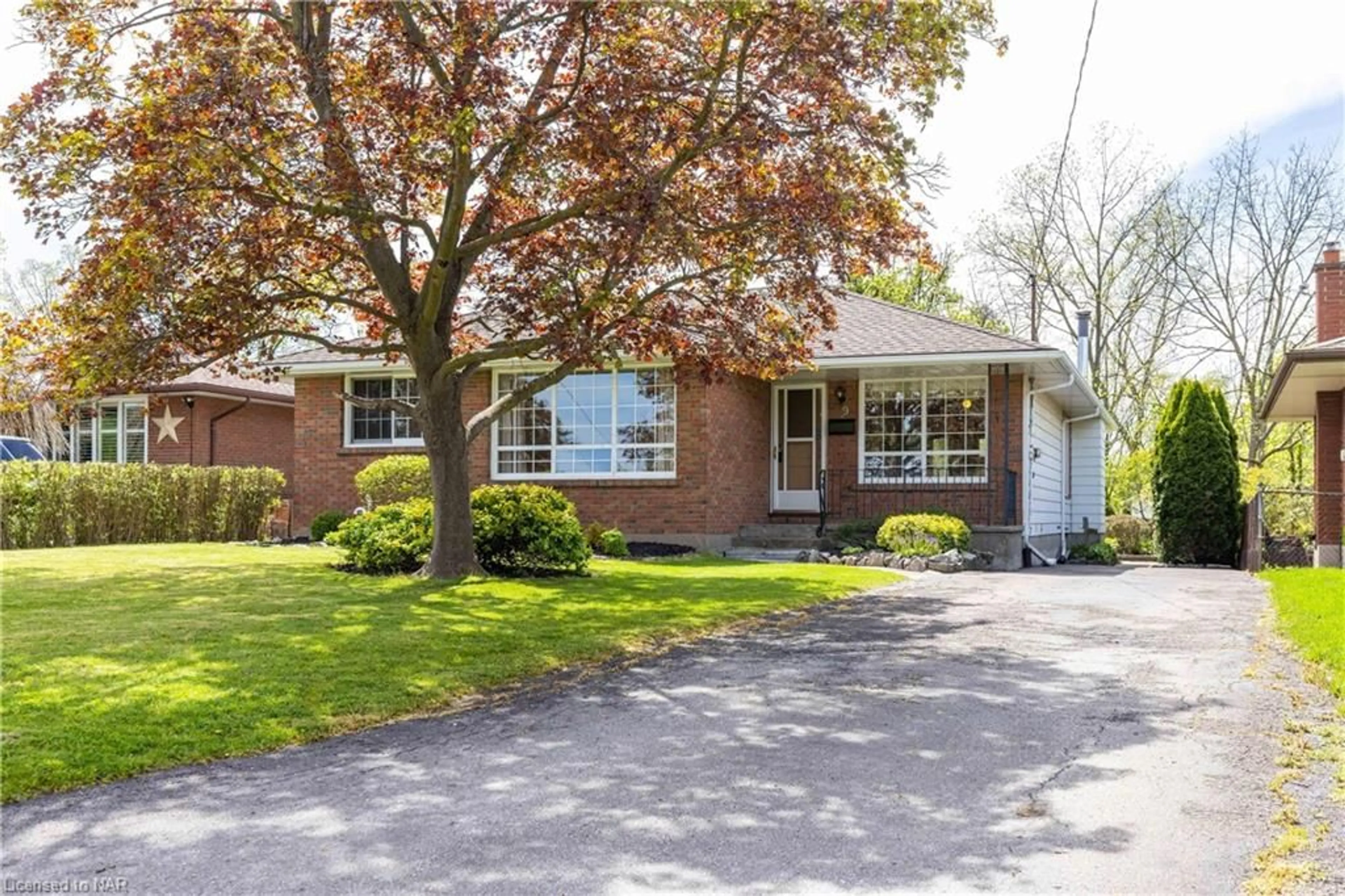 Home with brick exterior material for 9 Hardwood Grove, St. Catharines Ontario L2P 1K3