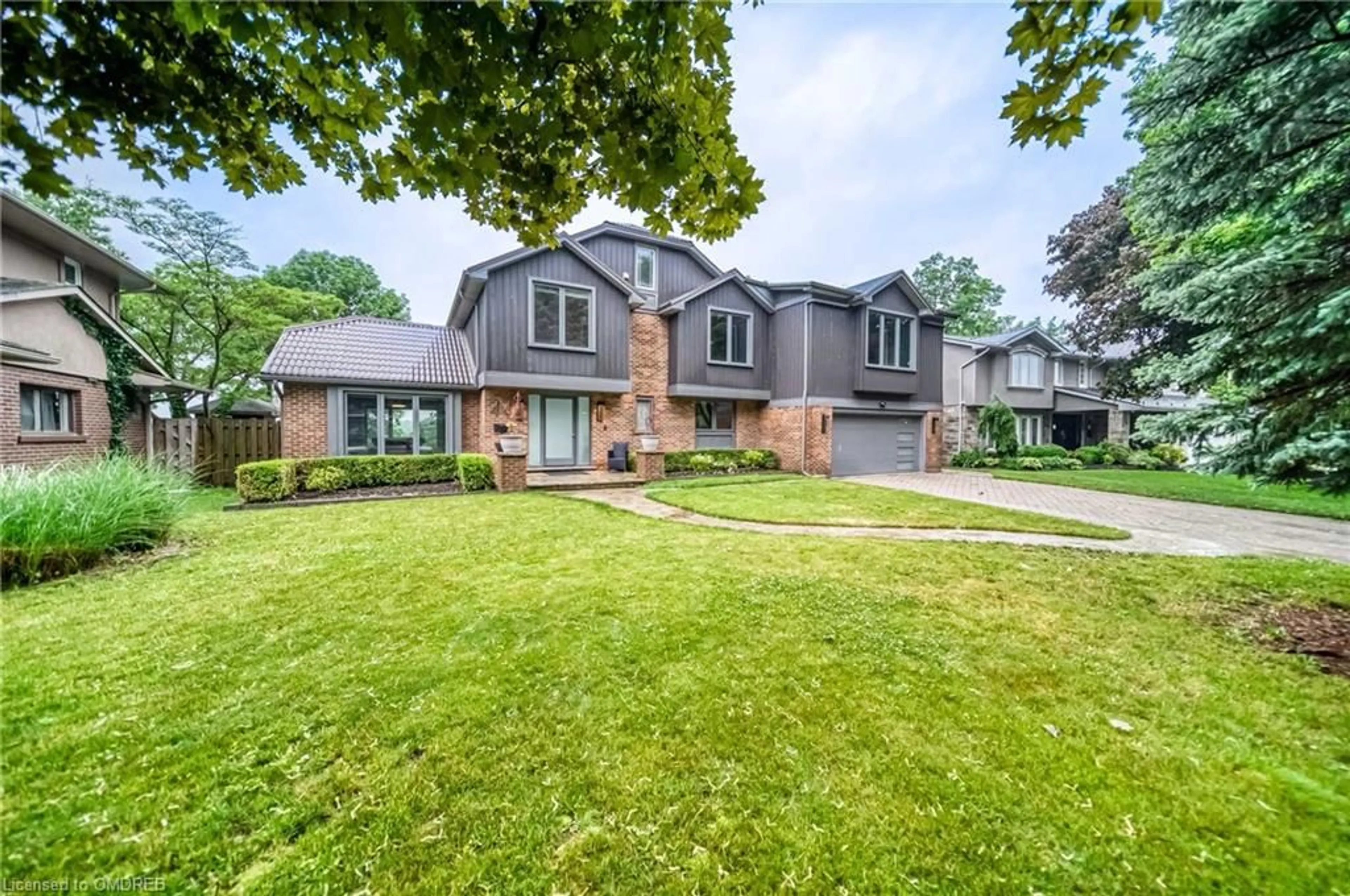 Home with brick exterior material for 44 Royal Henley Blvd, St. Catharines Ontario L2N 4S1