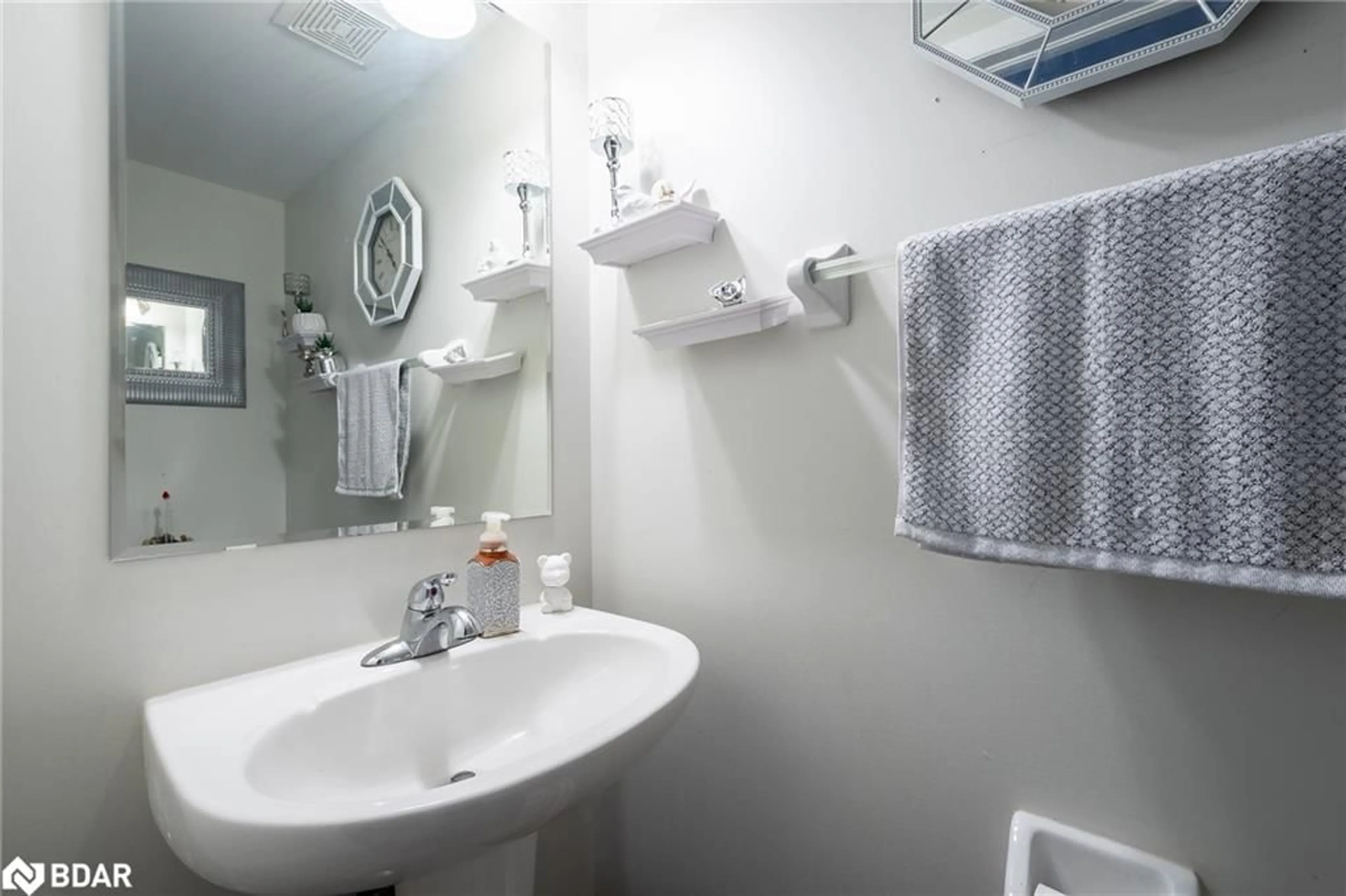 Standard bathroom for 255 John W Taylor Ave, Alliston Ontario L9R 0J5