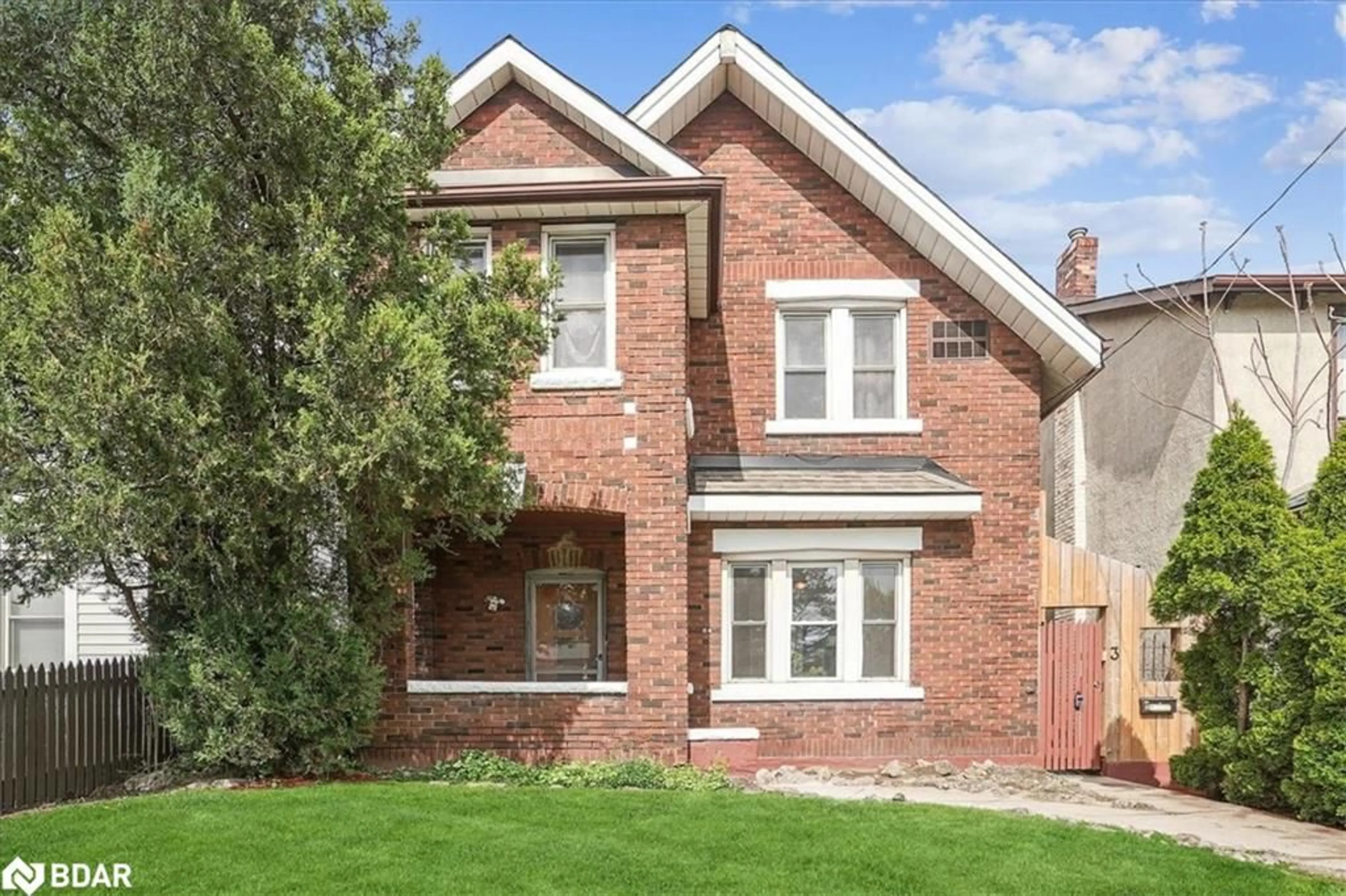 Home with brick exterior material for 84 West Ave, Hamilton Ontario L8N 2S3