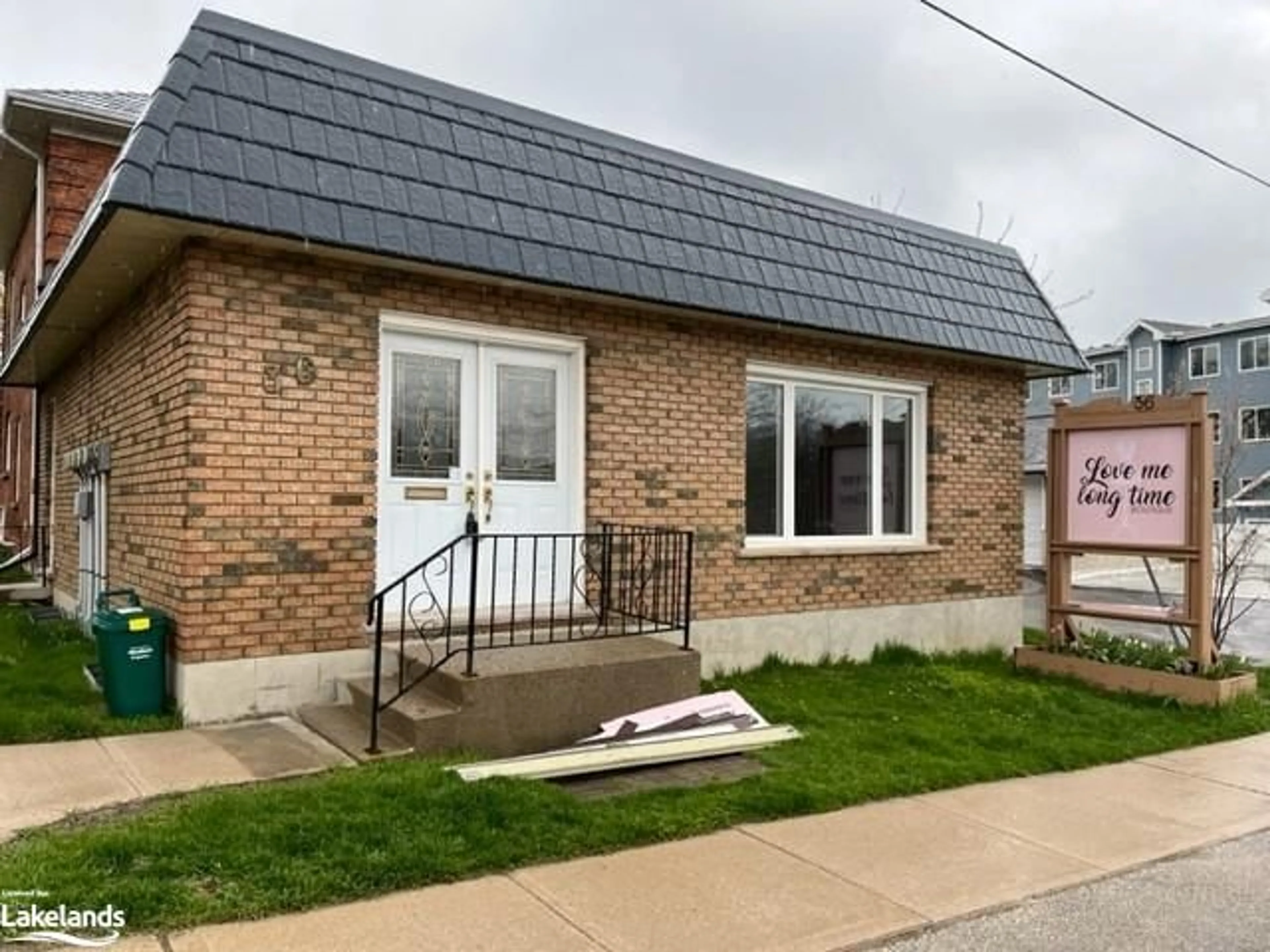 Outside view for 36 Trowbridge St, Meaford Ontario N4L 1G1