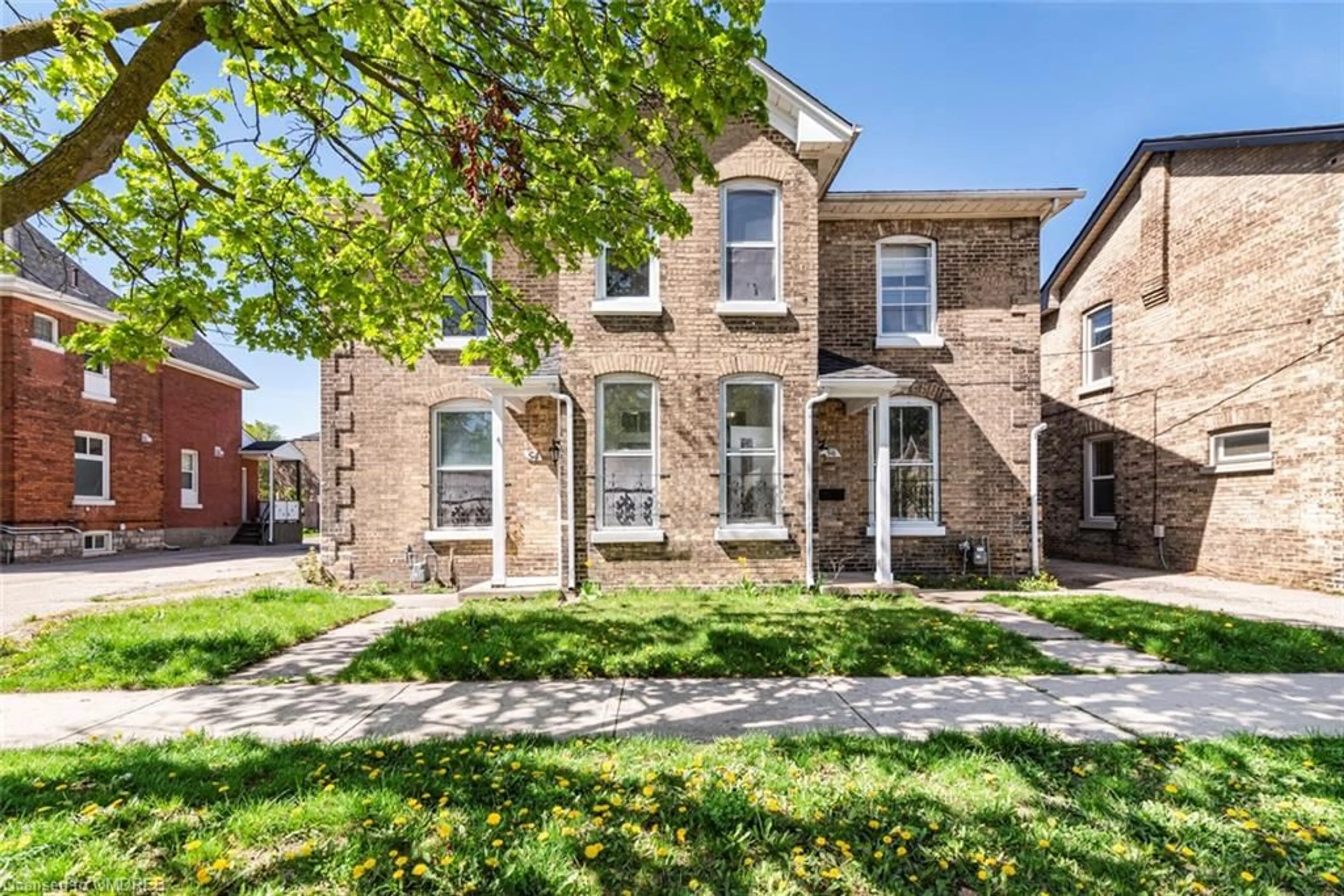 Home with brick exterior material for 54 William St #56, Brantford Ontario N3T 3K5